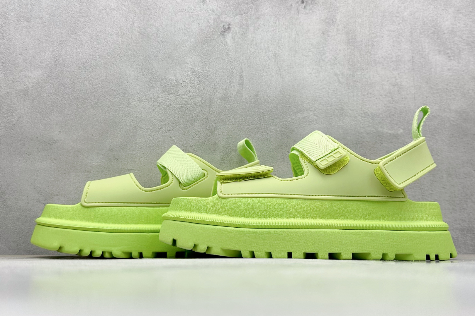 图片[5]-XD版UGG 百搭单品炫金多巴胺凉鞋 Hanni 众明星同款莞产原版开发 露趾魔术贴 一字带凉鞋 延续了雪地靴的厚底设计 双层组合EVA大底增高5cm 上脚第一感觉就是软 整体超轻盈舒适 方便穿脱 简直夏日必备了 魔术贴设计可调节鞋面贴合脚部曲线 多色可选择 凉鞋和袜套搭配出鬼马少女感 夏季可搭配任何风格 打造夏日彩色辣妹look 货号：W / 1152685 尺码：35-40-选品中心