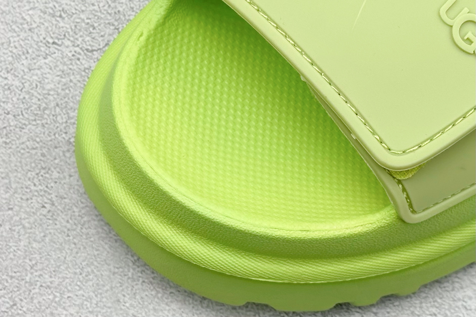 图片[7]-XD版UGG 百搭单品炫金多巴胺凉鞋 Hanni 众明星同款莞产原版开发 露趾魔术贴 一字带凉鞋 延续了雪地靴的厚底设计 双层组合EVA大底增高5cm 上脚第一感觉就是软 整体超轻盈舒适 方便穿脱 简直夏日必备了 魔术贴设计可调节鞋面贴合脚部曲线 多色可选择 凉鞋和袜套搭配出鬼马少女感 夏季可搭配任何风格 打造夏日彩色辣妹look 货号：W / 1152685 尺码：35-40-选品中心