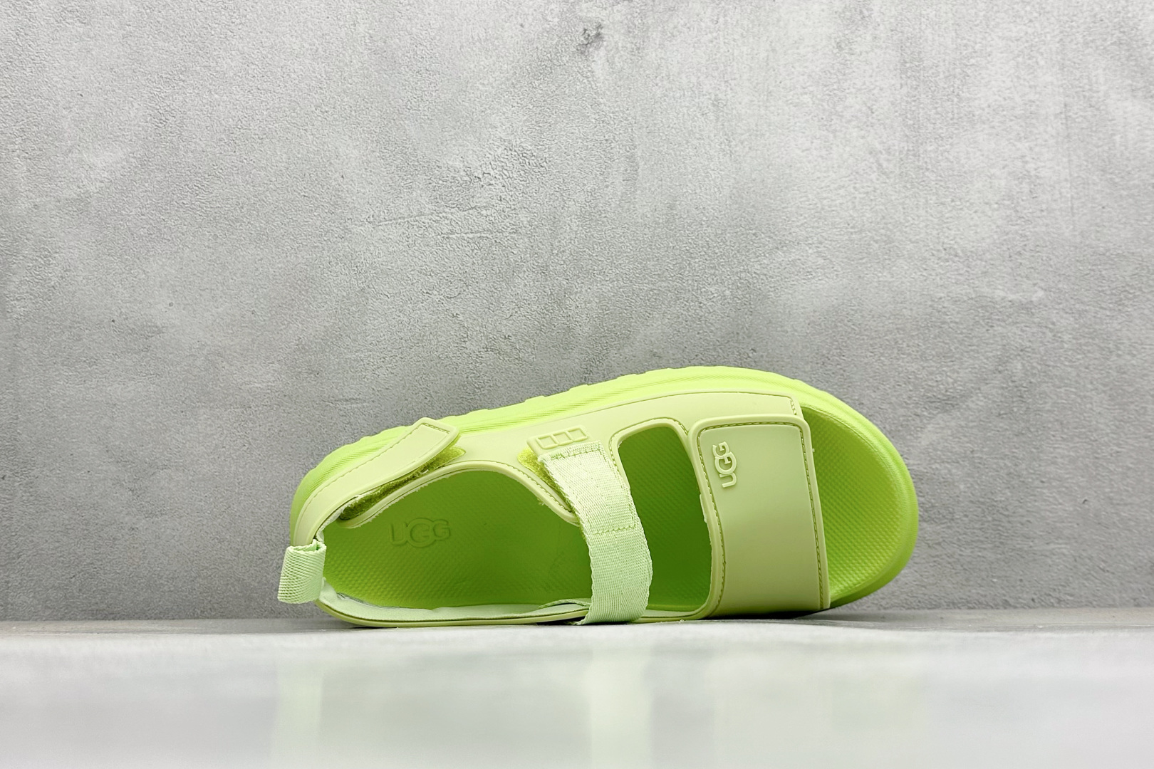 图片[3]-XD版UGG 百搭单品炫金多巴胺凉鞋 Hanni 众明星同款莞产原版开发 露趾魔术贴 一字带凉鞋 延续了雪地靴的厚底设计 双层组合EVA大底增高5cm 上脚第一感觉就是软 整体超轻盈舒适 方便穿脱 简直夏日必备了 魔术贴设计可调节鞋面贴合脚部曲线 多色可选择 凉鞋和袜套搭配出鬼马少女感 夏季可搭配任何风格 打造夏日彩色辣妹look 货号：W / 1152685 尺码：35-40-选品中心