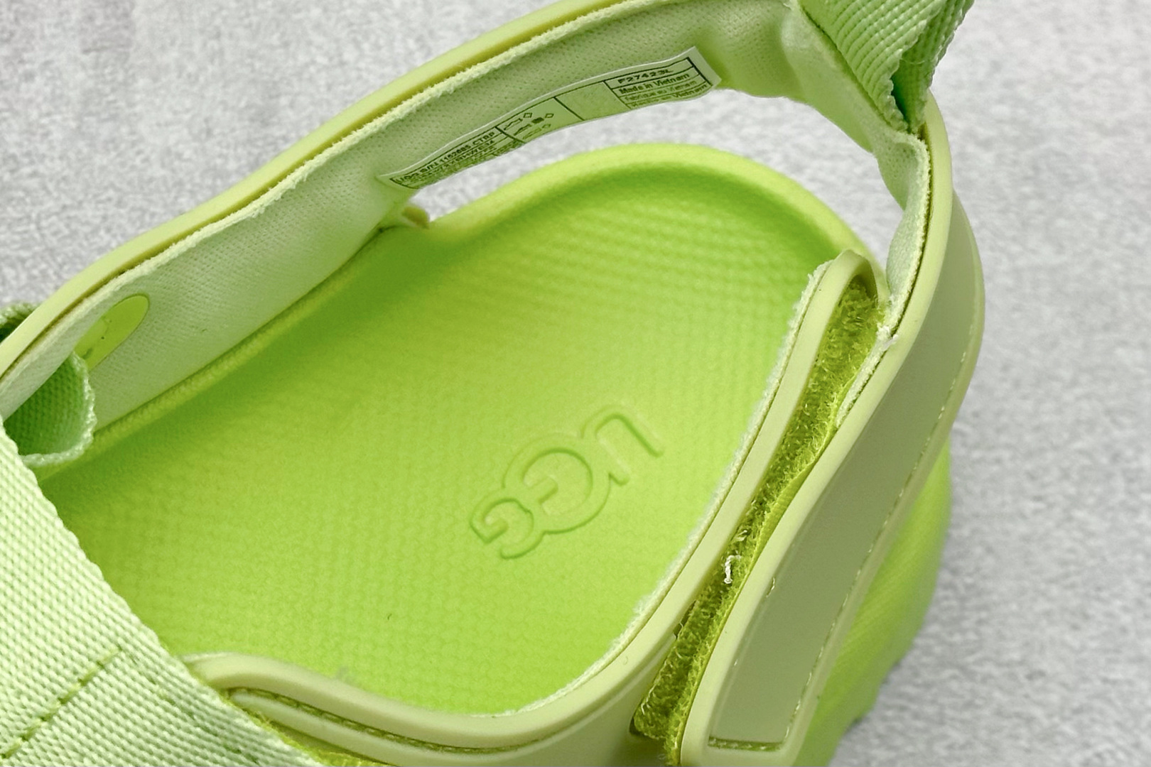 图片[8]-XD版UGG 百搭单品炫金多巴胺凉鞋 Hanni 众明星同款莞产原版开发 露趾魔术贴 一字带凉鞋 延续了雪地靴的厚底设计 双层组合EVA大底增高5cm 上脚第一感觉就是软 整体超轻盈舒适 方便穿脱 简直夏日必备了 魔术贴设计可调节鞋面贴合脚部曲线 多色可选择 凉鞋和袜套搭配出鬼马少女感 夏季可搭配任何风格 打造夏日彩色辣妹look 货号：W / 1152685 尺码：35-40-选品中心