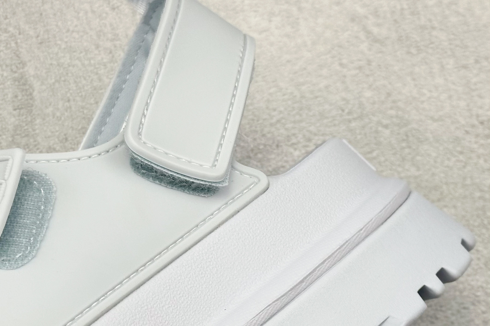 图片[9]-XD版UGG 百搭单品炫金多巴胺凉鞋 Hanni 众明星同款莞产原版开发 露趾魔术贴 一字带凉鞋 延续了雪地靴的厚底设计 双层组合EVA大底增高5cm 上脚第一感觉就是软 整体超轻盈舒适 方便穿脱 简直夏日必备了 魔术贴设计可调节鞋面贴合脚部曲线 多色可选择 凉鞋和袜套搭配出鬼马少女感 夏季可搭配任何风格 打造夏日彩色辣妹look 货号：W / 1152685 尺码：35-40-选品中心