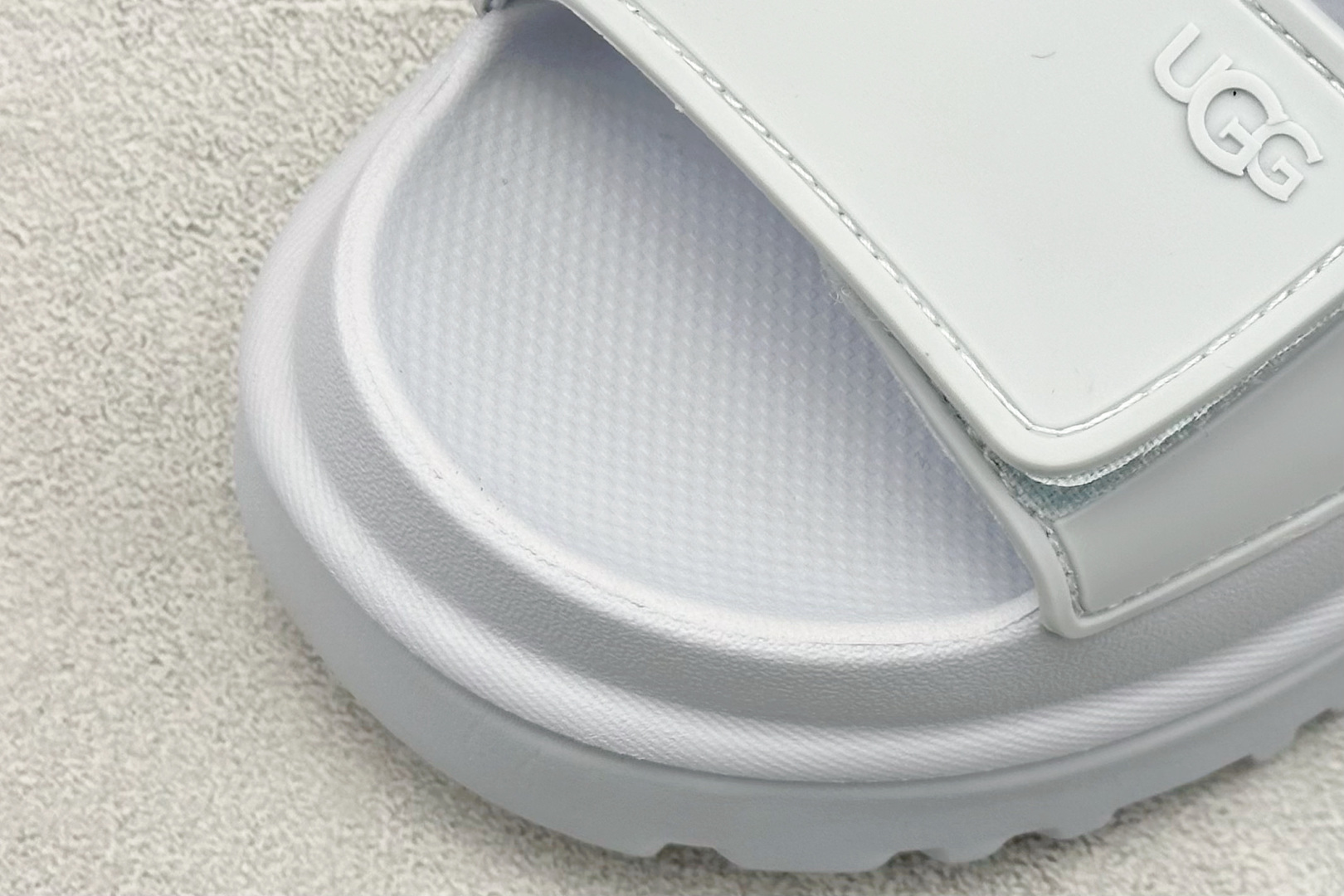 图片[7]-XD版UGG 百搭单品炫金多巴胺凉鞋 Hanni 众明星同款莞产原版开发 露趾魔术贴 一字带凉鞋 延续了雪地靴的厚底设计 双层组合EVA大底增高5cm 上脚第一感觉就是软 整体超轻盈舒适 方便穿脱 简直夏日必备了 魔术贴设计可调节鞋面贴合脚部曲线 多色可选择 凉鞋和袜套搭配出鬼马少女感 夏季可搭配任何风格 打造夏日彩色辣妹look 货号：W / 1152685 尺码：35-40-选品中心