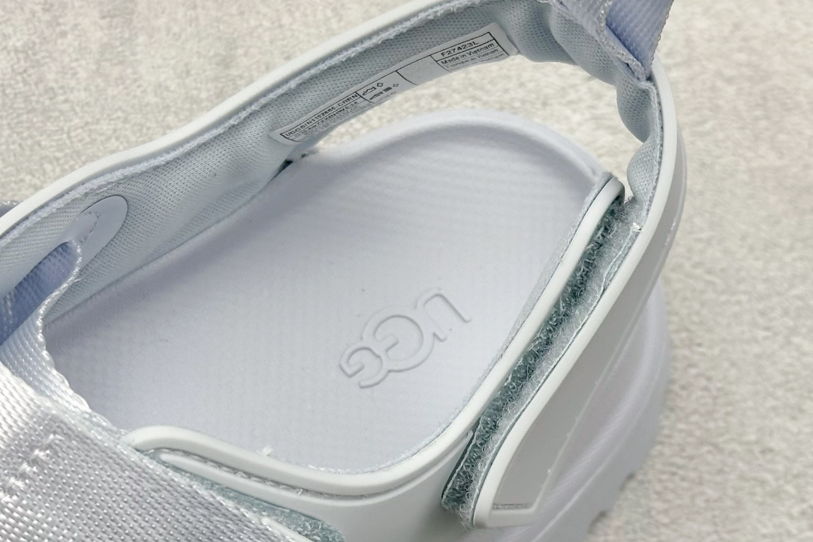 图片[8]-XD版UGG 百搭单品炫金多巴胺凉鞋 Hanni 众明星同款莞产原版开发 露趾魔术贴 一字带凉鞋 延续了雪地靴的厚底设计 双层组合EVA大底增高5cm 上脚第一感觉就是软 整体超轻盈舒适 方便穿脱 简直夏日必备了 魔术贴设计可调节鞋面贴合脚部曲线 多色可选择 凉鞋和袜套搭配出鬼马少女感 夏季可搭配任何风格 打造夏日彩色辣妹look 货号：W / 1152685 尺码：35-40-选品中心