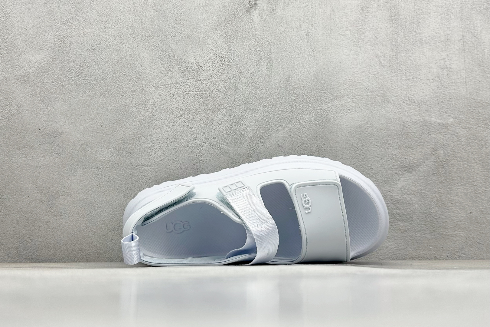 图片[3]-XD版UGG 百搭单品炫金多巴胺凉鞋 Hanni 众明星同款莞产原版开发 露趾魔术贴 一字带凉鞋 延续了雪地靴的厚底设计 双层组合EVA大底增高5cm 上脚第一感觉就是软 整体超轻盈舒适 方便穿脱 简直夏日必备了 魔术贴设计可调节鞋面贴合脚部曲线 多色可选择 凉鞋和袜套搭配出鬼马少女感 夏季可搭配任何风格 打造夏日彩色辣妹look 货号：W / 1152685 尺码：35-40-选品中心