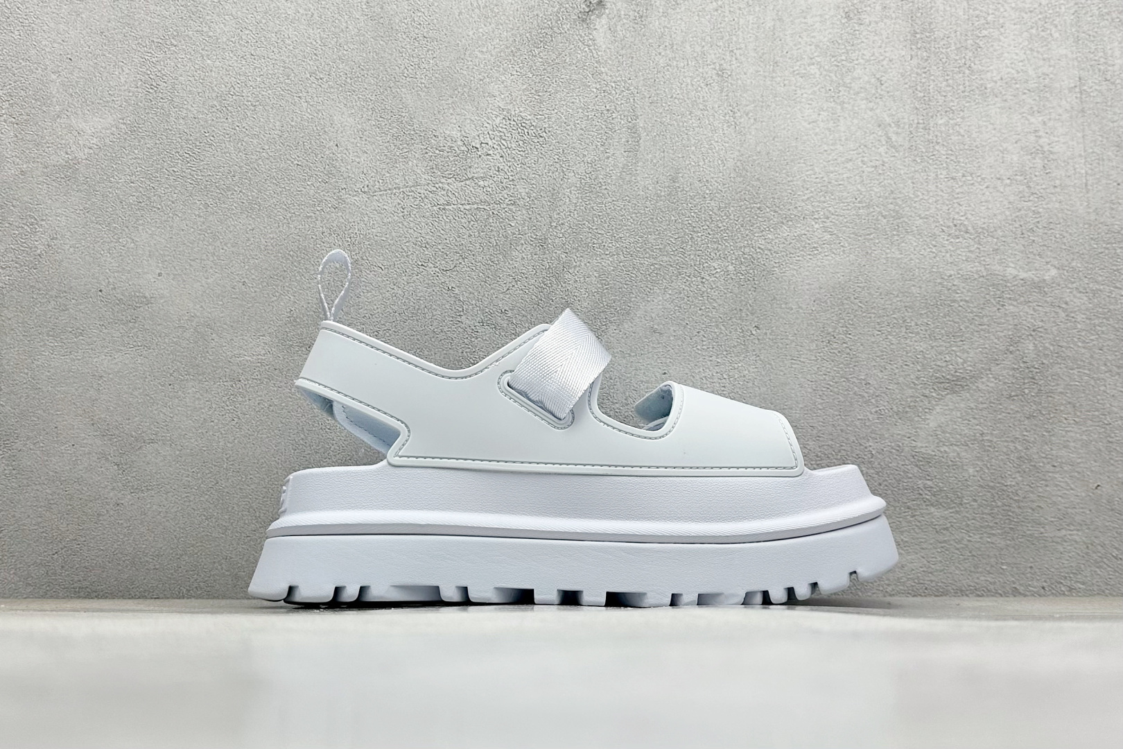 图片[2]-XD版UGG 百搭单品炫金多巴胺凉鞋 Hanni 众明星同款莞产原版开发 露趾魔术贴 一字带凉鞋 延续了雪地靴的厚底设计 双层组合EVA大底增高5cm 上脚第一感觉就是软 整体超轻盈舒适 方便穿脱 简直夏日必备了 魔术贴设计可调节鞋面贴合脚部曲线 多色可选择 凉鞋和袜套搭配出鬼马少女感 夏季可搭配任何风格 打造夏日彩色辣妹look 货号：W / 1152685 尺码：35-40-选品中心