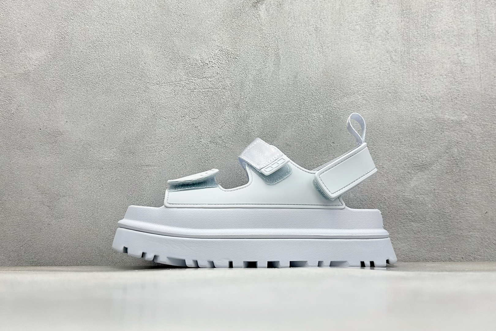 XD版UGG 百搭单品炫金多巴胺凉鞋 Hanni 众明星同款莞产原版开发 露趾魔术贴 一字带凉鞋 延续了雪地靴的厚底设计 双层组合EVA大底增高5cm 上脚第一感觉就是软 整体超轻盈舒适 方便穿脱 简直夏日必备了 魔术贴设计可调节鞋面贴合脚部曲线 多色可选择 凉鞋和袜套搭配出鬼马少女感 夏季可搭配任何风格 打造夏日彩色辣妹look 货号：W / 1152685 尺码：35-40-选品中心