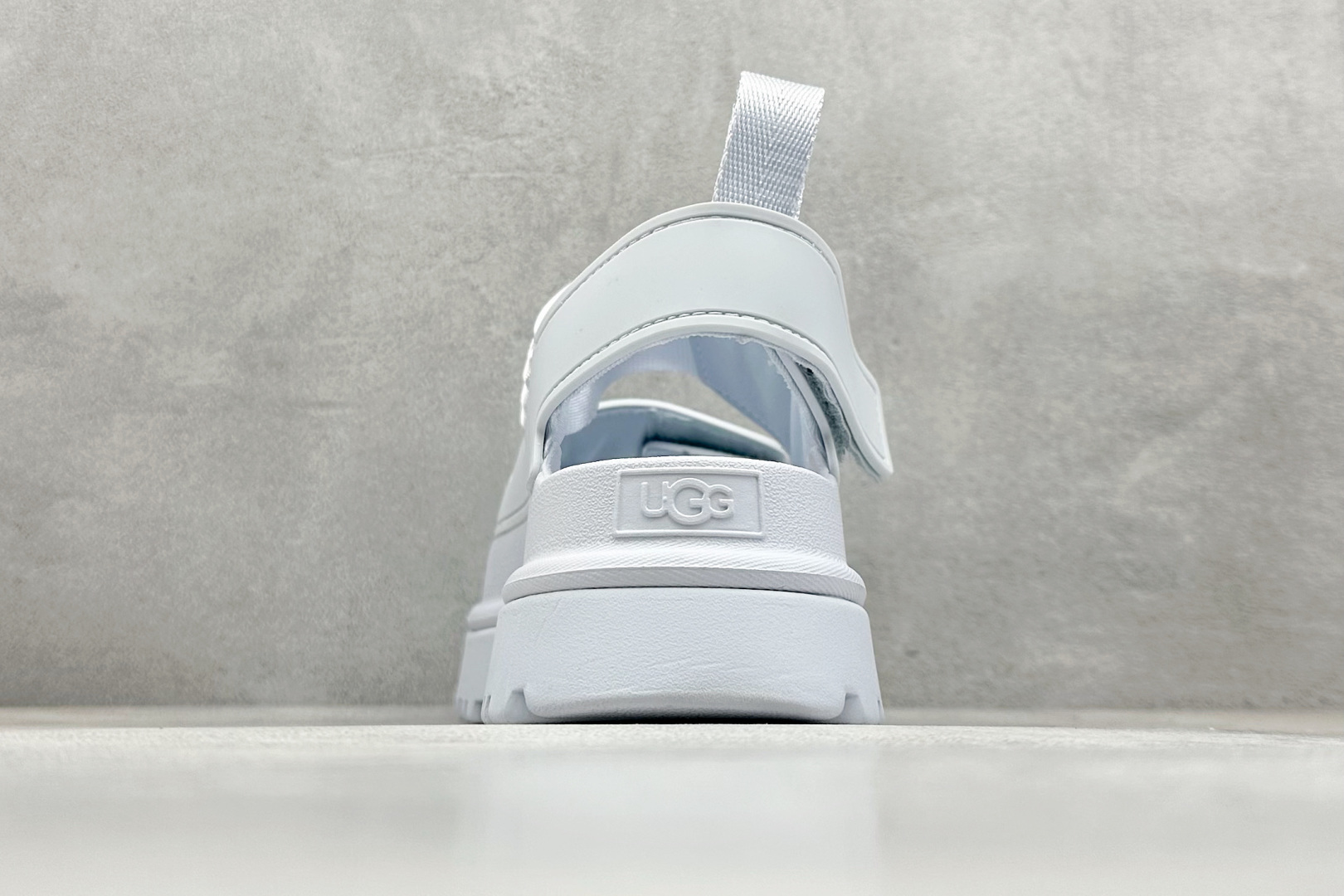 图片[6]-XD版UGG 百搭单品炫金多巴胺凉鞋 Hanni 众明星同款莞产原版开发 露趾魔术贴 一字带凉鞋 延续了雪地靴的厚底设计 双层组合EVA大底增高5cm 上脚第一感觉就是软 整体超轻盈舒适 方便穿脱 简直夏日必备了 魔术贴设计可调节鞋面贴合脚部曲线 多色可选择 凉鞋和袜套搭配出鬼马少女感 夏季可搭配任何风格 打造夏日彩色辣妹look 货号：W / 1152685 尺码：35-40-选品中心