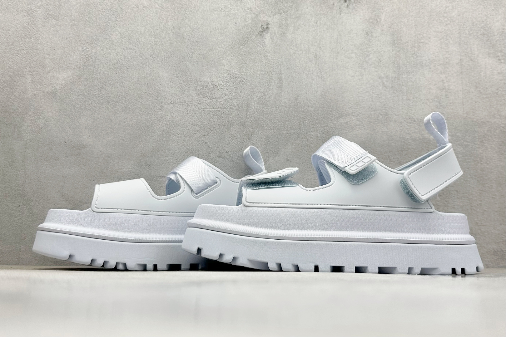 图片[5]-XD版UGG 百搭单品炫金多巴胺凉鞋 Hanni 众明星同款莞产原版开发 露趾魔术贴 一字带凉鞋 延续了雪地靴的厚底设计 双层组合EVA大底增高5cm 上脚第一感觉就是软 整体超轻盈舒适 方便穿脱 简直夏日必备了 魔术贴设计可调节鞋面贴合脚部曲线 多色可选择 凉鞋和袜套搭配出鬼马少女感 夏季可搭配任何风格 打造夏日彩色辣妹look 货号：W / 1152685 尺码：35-40-选品中心