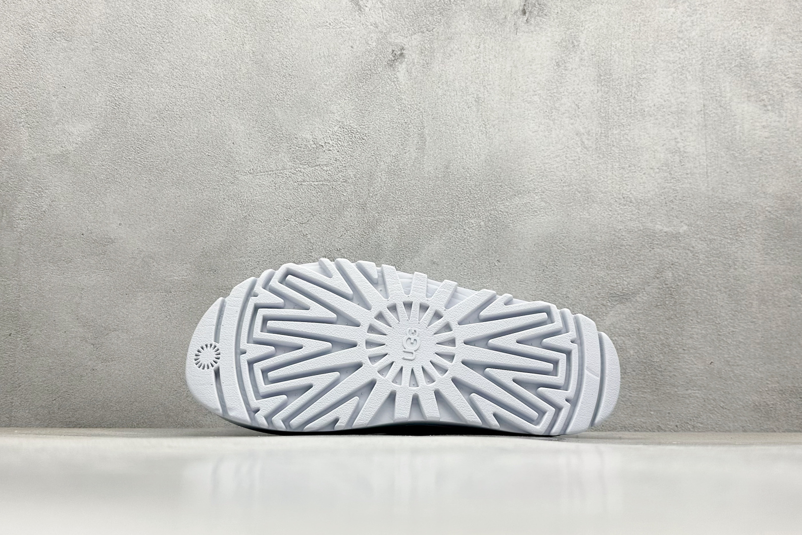 图片[4]-XD版UGG 百搭单品炫金多巴胺凉鞋 Hanni 众明星同款莞产原版开发 露趾魔术贴 一字带凉鞋 延续了雪地靴的厚底设计 双层组合EVA大底增高5cm 上脚第一感觉就是软 整体超轻盈舒适 方便穿脱 简直夏日必备了 魔术贴设计可调节鞋面贴合脚部曲线 多色可选择 凉鞋和袜套搭配出鬼马少女感 夏季可搭配任何风格 打造夏日彩色辣妹look 货号：W / 1152685 尺码：35-40-选品中心