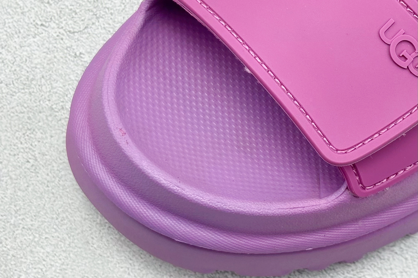 XD版UGG 百搭单品炫金多巴胺凉鞋 Hanni 众明星同款莞产原版开发 露趾魔术贴 1152685