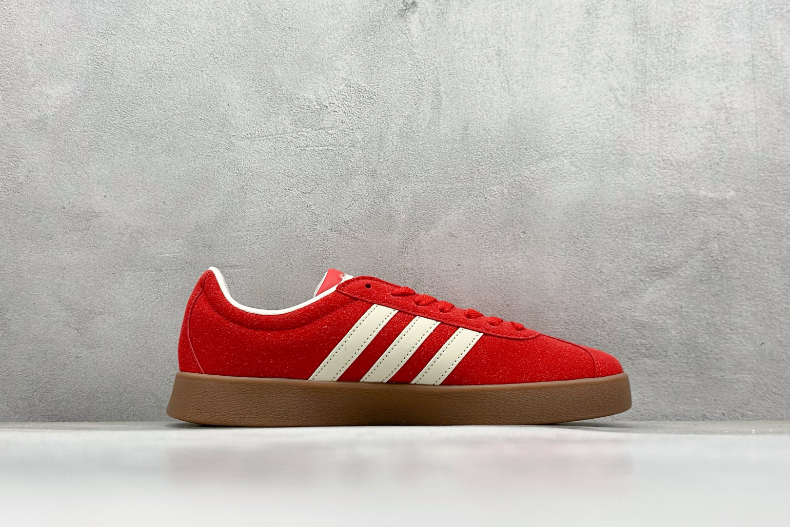 图片[2]-RA版 adidas neo VI Court CLASSIC 三叶草休闲复古运动板鞋 经典侧面三道杠和鞋舌三道杠的标示彰显其身份 承载青春情怀的板鞋 品牌辨识度清晰 货号： KK3774 尺码： 36 36.5 37 38 38.5 39 40 40.5 41 42 42.5 43 44 44.5 45-选品中心