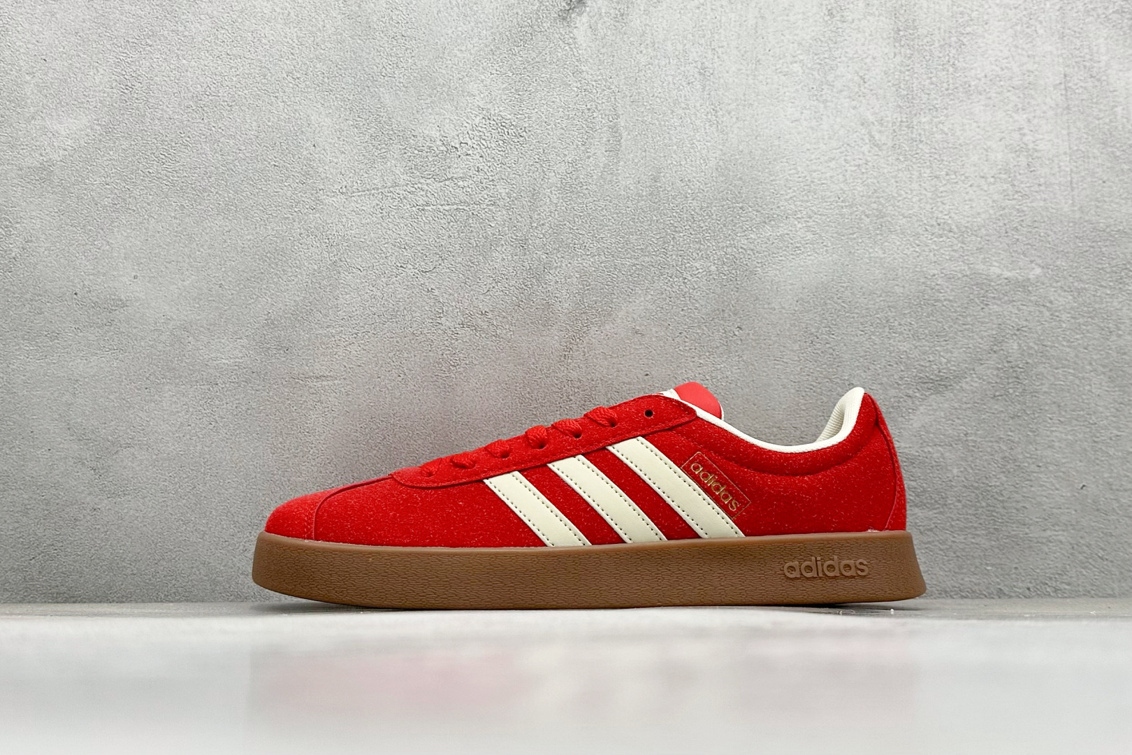 RA版 adidas neo VI Court CLASSIC 三叶草休闲复古运动板鞋 经典侧面三道杠和鞋舌三道杠的标示彰显其身份 承载青春情怀的板鞋 品牌辨识度清晰 货号： KK3774 尺码： 36 36.5 37 38 38.5 39 40 40.5 41 42 42.5 43 44 44.5 45-选品中心