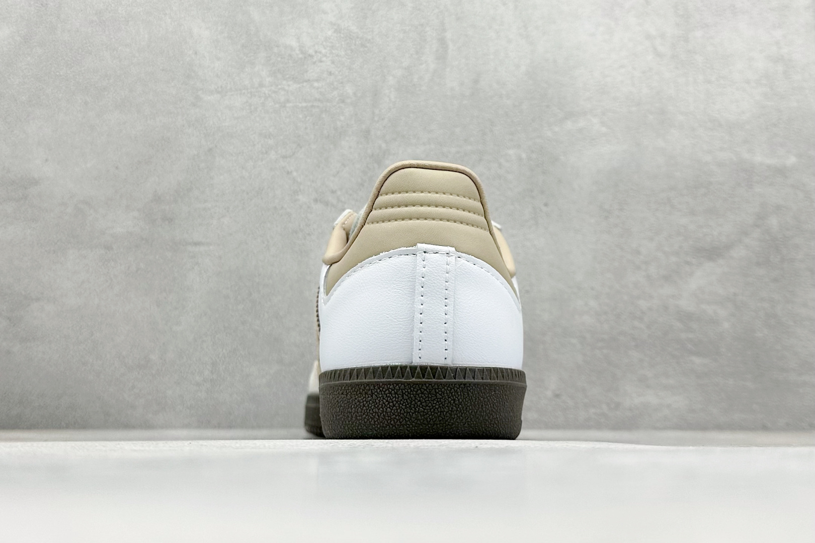 图片[6]-YH长青福利  AD Original Samba OG 复古经典轻便板鞋 带有装饰的超锁缝制和无缝的手感 柔软、柔软的皮革造型和标志性的3条纹完成了精致的外观 正规合身鞋带 鞋面上有绒面鞋垫 橡胶鞋底 享受正畸套筒软感 自50年代首次亮相以来就一直在赢得粉丝的青睐！ 货号：JI0218-选品中心