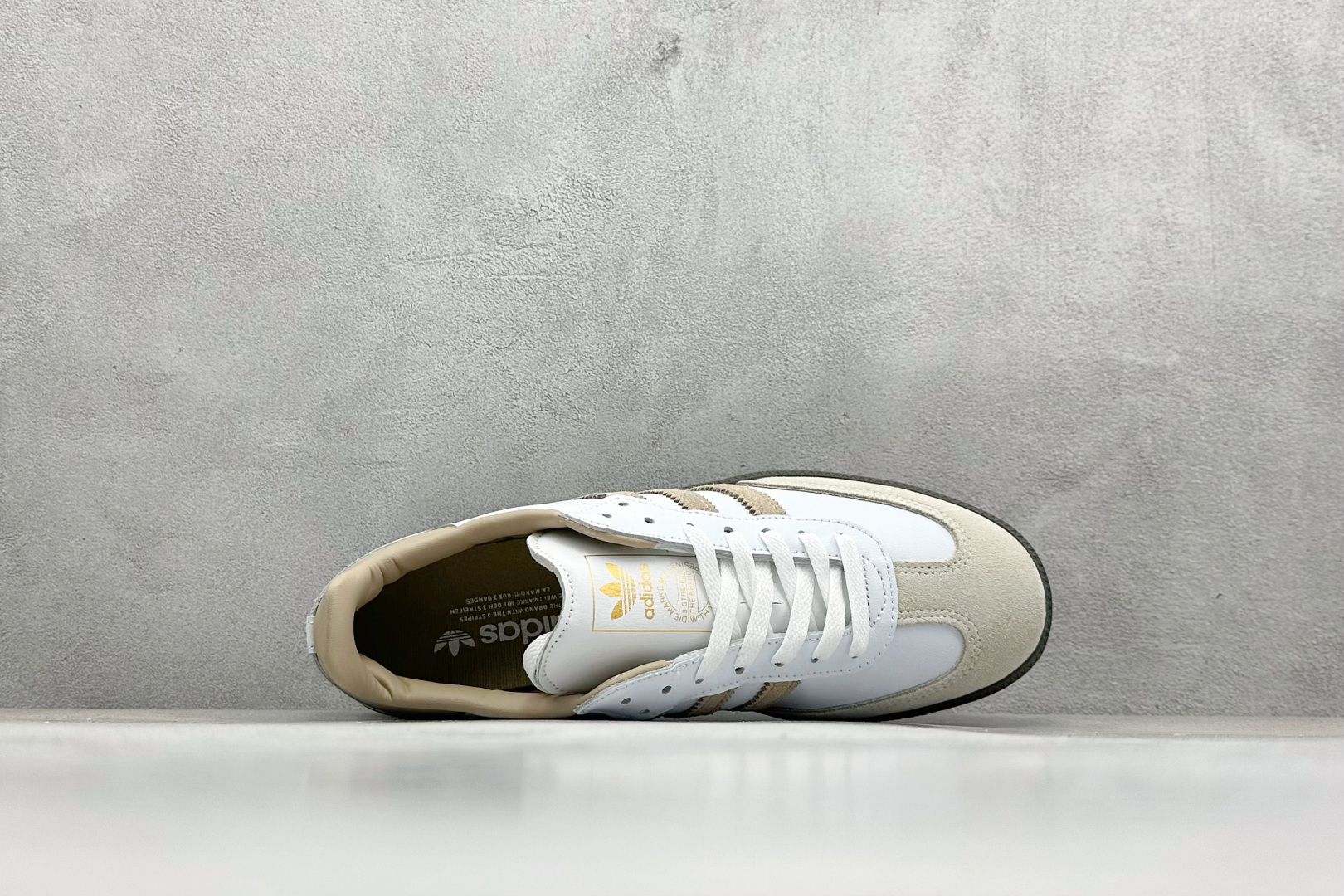 图片[3]-YH长青福利  AD Original Samba OG 复古经典轻便板鞋 带有装饰的超锁缝制和无缝的手感 柔软、柔软的皮革造型和标志性的3条纹完成了精致的外观 正规合身鞋带 鞋面上有绒面鞋垫 橡胶鞋底 享受正畸套筒软感 自50年代首次亮相以来就一直在赢得粉丝的青睐！ 货号：JI0218-选品中心