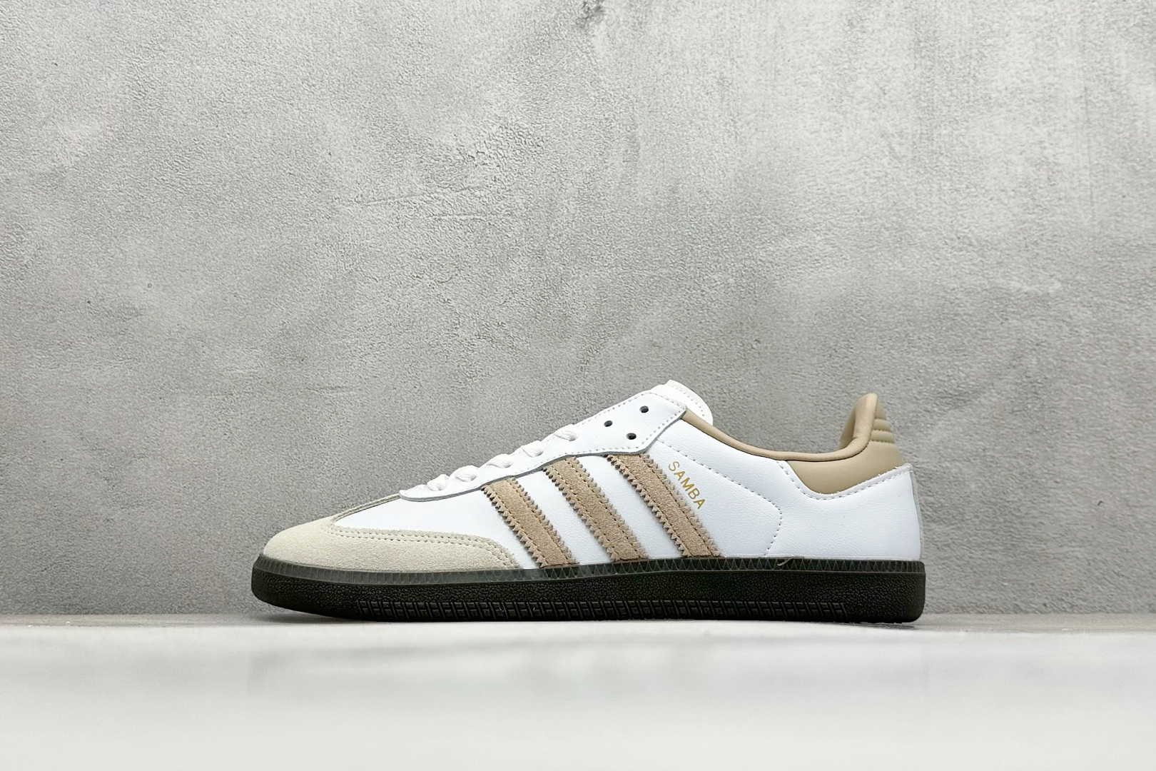 YH长青福利  AD Original Samba OG 复古经典轻便板鞋 带有装饰的超锁缝制和无缝的手感 柔软、柔软的皮革造型和标志性的3条纹完成了精致的外观 正规合身鞋带 鞋面上有绒面鞋垫 橡胶鞋底 享受正畸套筒软感 自50年代首次亮相以来就一直在赢得粉丝的青睐！ 货号：JI0218-选品中心