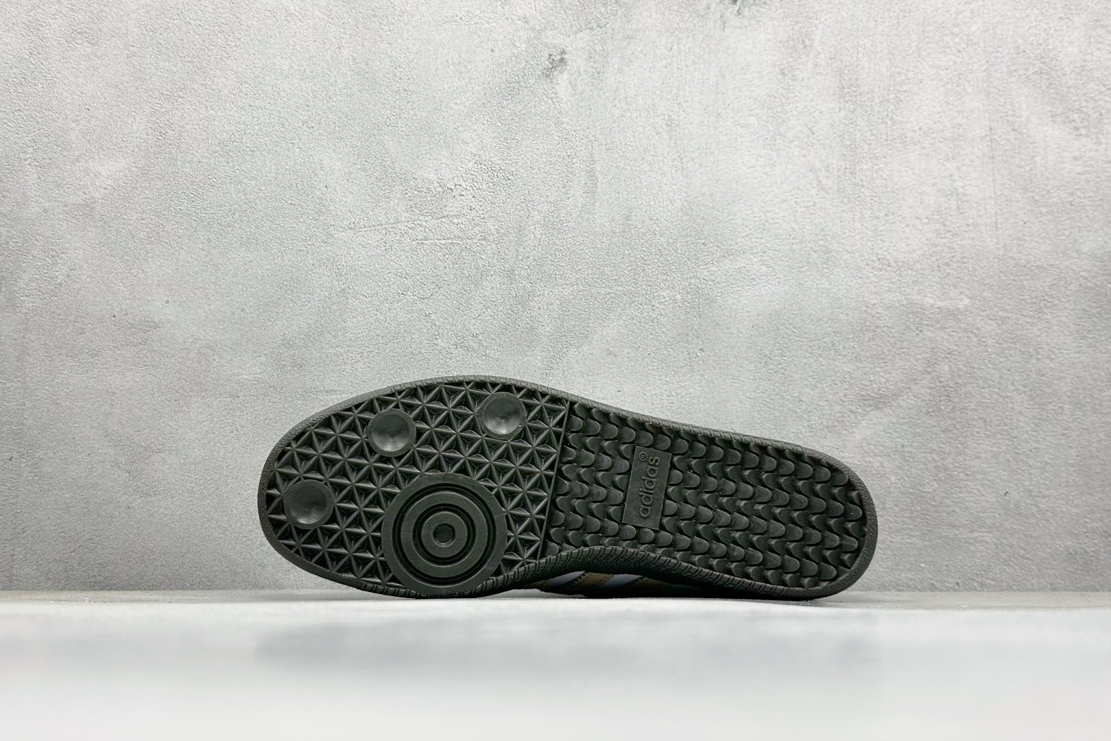 图片[4]-YH长青福利  AD Original Samba OG 复古经典轻便板鞋 带有装饰的超锁缝制和无缝的手感 柔软、柔软的皮革造型和标志性的3条纹完成了精致的外观 正规合身鞋带 鞋面上有绒面鞋垫 橡胶鞋底 享受正畸套筒软感 自50年代首次亮相以来就一直在赢得粉丝的青睐！ 货号：JI0218-选品中心