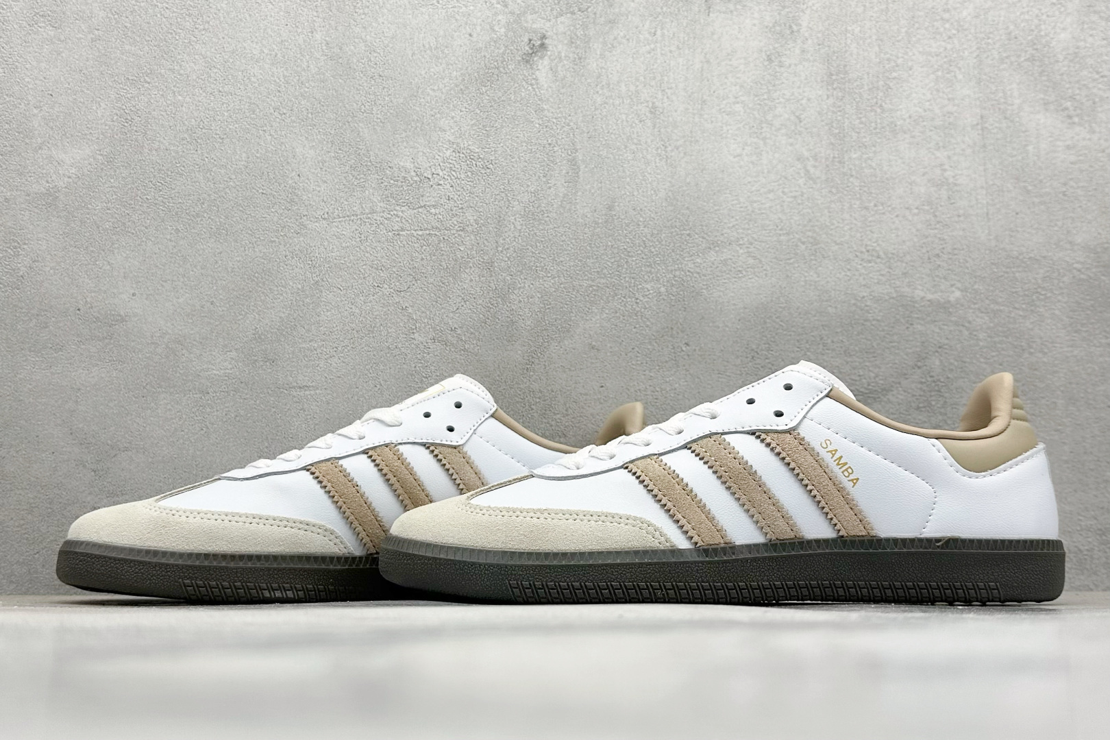 图片[5]-YH长青福利  AD Original Samba OG 复古经典轻便板鞋 带有装饰的超锁缝制和无缝的手感 柔软、柔软的皮革造型和标志性的3条纹完成了精致的外观 正规合身鞋带 鞋面上有绒面鞋垫 橡胶鞋底 享受正畸套筒软感 自50年代首次亮相以来就一直在赢得粉丝的青睐！ 货号：JI0218-选品中心