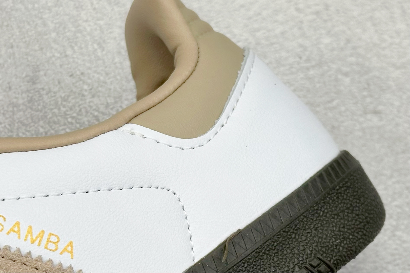 图片[9]-YH长青福利  AD Original Samba OG 复古经典轻便板鞋 带有装饰的超锁缝制和无缝的手感 柔软、柔软的皮革造型和标志性的3条纹完成了精致的外观 正规合身鞋带 鞋面上有绒面鞋垫 橡胶鞋底 享受正畸套筒软感 自50年代首次亮相以来就一直在赢得粉丝的青睐！ 货号：JI0218-选品中心