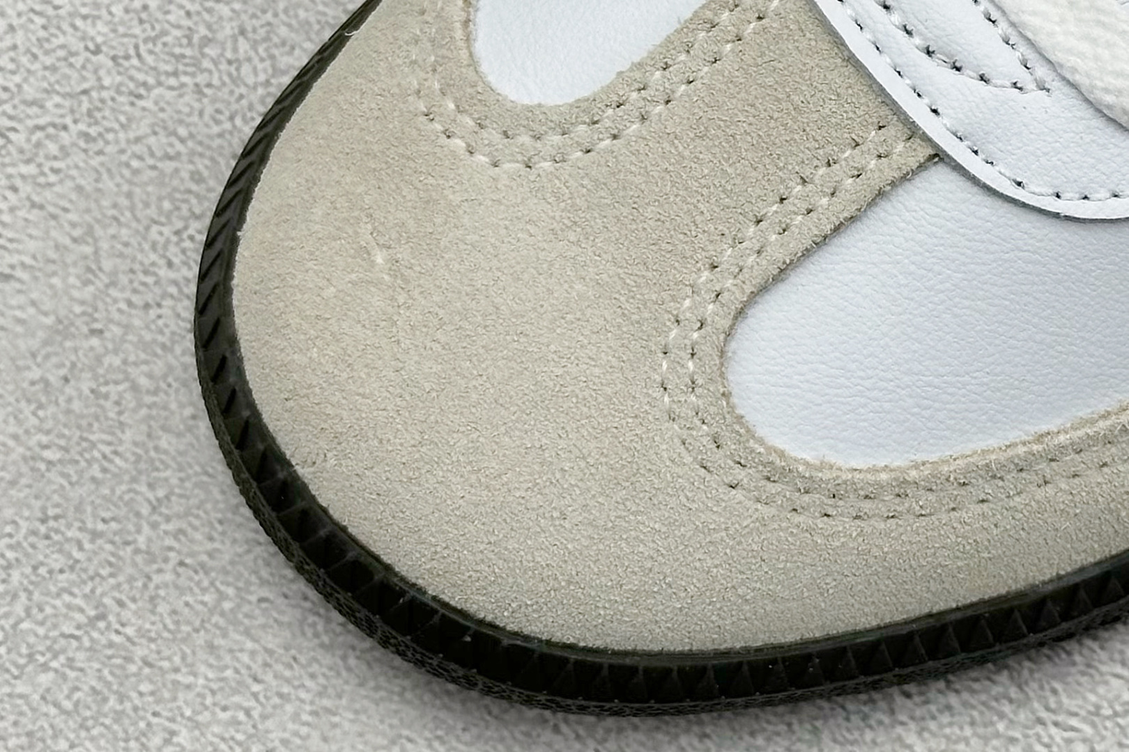 图片[7]-YH长青福利  AD Original Samba OG 复古经典轻便板鞋 带有装饰的超锁缝制和无缝的手感 柔软、柔软的皮革造型和标志性的3条纹完成了精致的外观 正规合身鞋带 鞋面上有绒面鞋垫 橡胶鞋底 享受正畸套筒软感 自50年代首次亮相以来就一直在赢得粉丝的青睐！ 货号：JI0218-选品中心