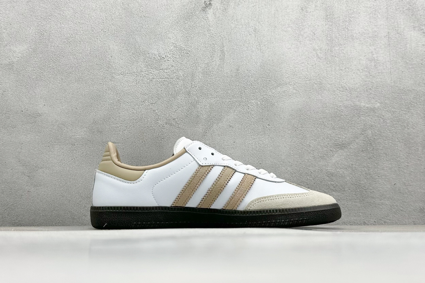 图片[2]-YH长青福利  AD Original Samba OG 复古经典轻便板鞋 带有装饰的超锁缝制和无缝的手感 柔软、柔软的皮革造型和标志性的3条纹完成了精致的外观 正规合身鞋带 鞋面上有绒面鞋垫 橡胶鞋底 享受正畸套筒软感 自50年代首次亮相以来就一直在赢得粉丝的青睐！ 货号：JI0218-选品中心