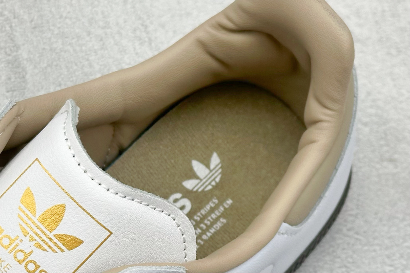 图片[8]-YH长青福利  AD Original Samba OG 复古经典轻便板鞋 带有装饰的超锁缝制和无缝的手感 柔软、柔软的皮革造型和标志性的3条纹完成了精致的外观 正规合身鞋带 鞋面上有绒面鞋垫 橡胶鞋底 享受正畸套筒软感 自50年代首次亮相以来就一直在赢得粉丝的青睐！ 货号：JI0218-选品中心