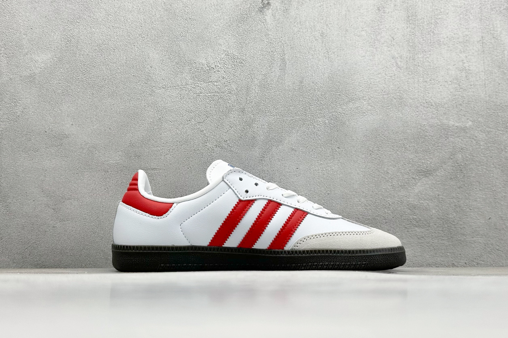 图片[2]-YH长青福利  AD Original Samba OG 复古经典轻便板鞋 带有装饰的超锁缝制和无缝的手感 柔软、柔软的皮革造型和标志性的3条纹完成了精致的外观 正规合身鞋带 鞋面上有绒面鞋垫 橡胶鞋底 享受正畸套筒软感 自50年代首次亮相以来就一直在赢得粉丝的青睐！ 货号：IG1025-选品中心