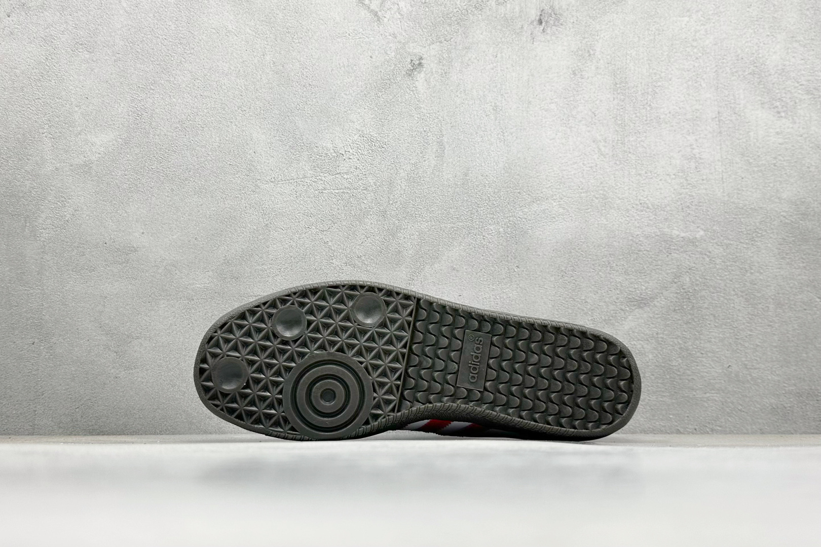 图片[4]-YH长青福利  AD Original Samba OG 复古经典轻便板鞋 带有装饰的超锁缝制和无缝的手感 柔软、柔软的皮革造型和标志性的3条纹完成了精致的外观 正规合身鞋带 鞋面上有绒面鞋垫 橡胶鞋底 享受正畸套筒软感 自50年代首次亮相以来就一直在赢得粉丝的青睐！ 货号：IG1025-选品中心