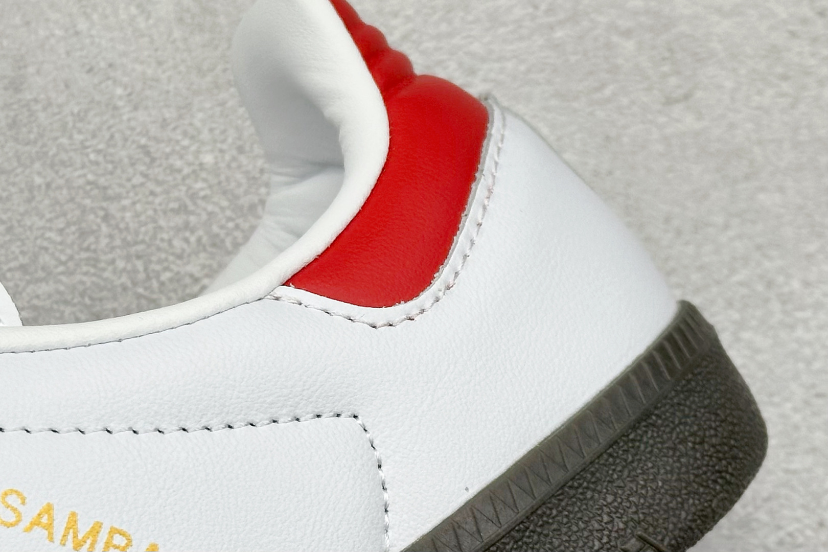 图片[9]-YH长青福利  AD Original Samba OG 复古经典轻便板鞋 带有装饰的超锁缝制和无缝的手感 柔软、柔软的皮革造型和标志性的3条纹完成了精致的外观 正规合身鞋带 鞋面上有绒面鞋垫 橡胶鞋底 享受正畸套筒软感 自50年代首次亮相以来就一直在赢得粉丝的青睐！ 货号：IG1025-选品中心