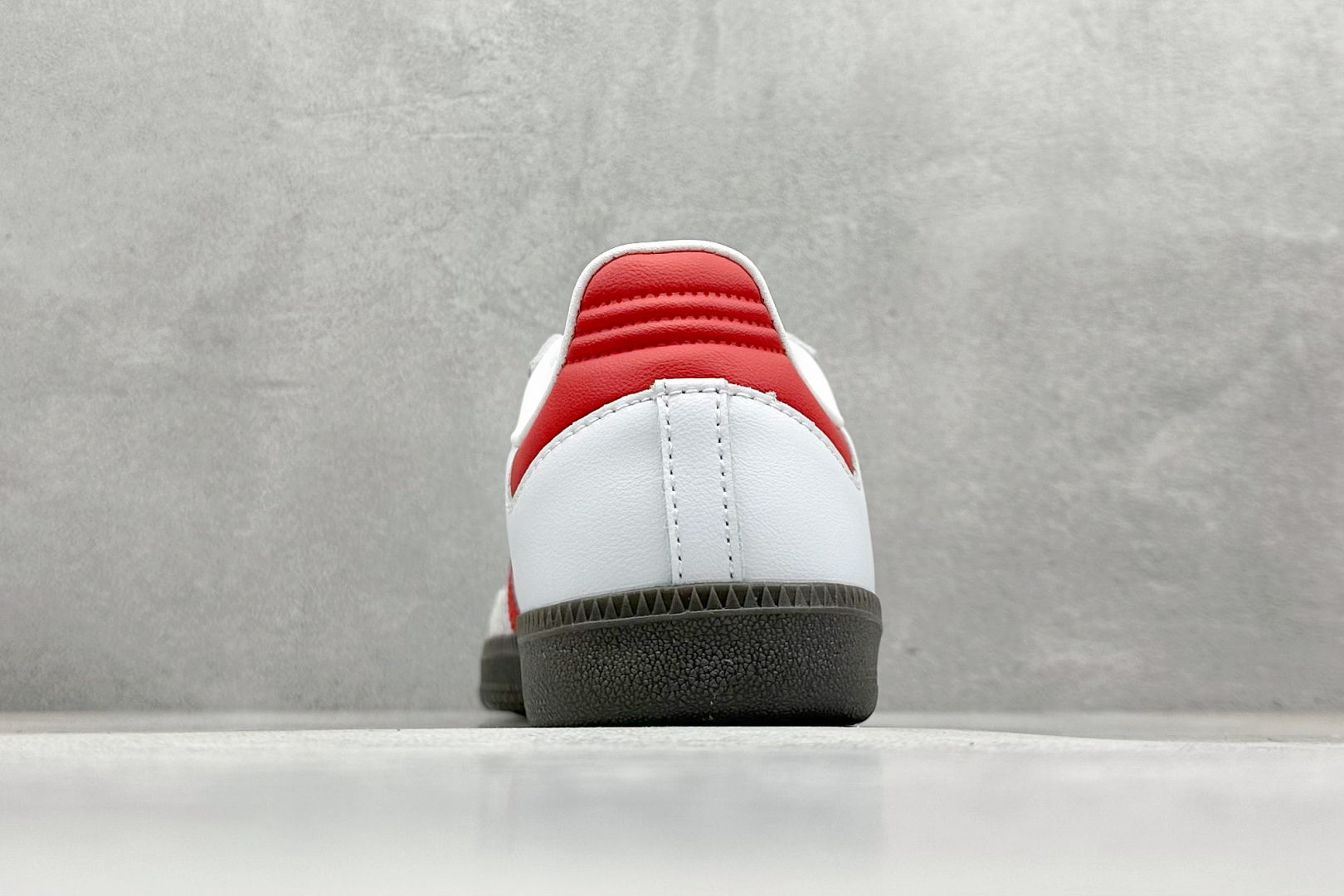 图片[6]-YH长青福利  AD Original Samba OG 复古经典轻便板鞋 带有装饰的超锁缝制和无缝的手感 柔软、柔软的皮革造型和标志性的3条纹完成了精致的外观 正规合身鞋带 鞋面上有绒面鞋垫 橡胶鞋底 享受正畸套筒软感 自50年代首次亮相以来就一直在赢得粉丝的青睐！ 货号：IG1025-选品中心