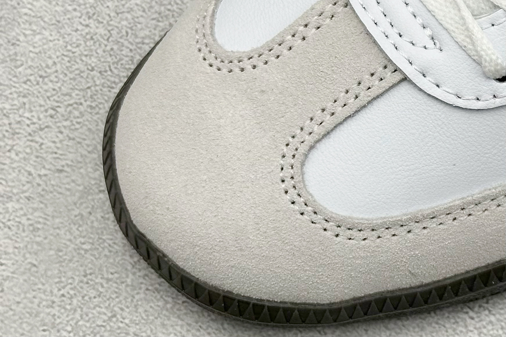 图片[7]-YH长青福利  AD Original Samba OG 复古经典轻便板鞋 带有装饰的超锁缝制和无缝的手感 柔软、柔软的皮革造型和标志性的3条纹完成了精致的外观 正规合身鞋带 鞋面上有绒面鞋垫 橡胶鞋底 享受正畸套筒软感 自50年代首次亮相以来就一直在赢得粉丝的青睐！ 货号：IG1025-选品中心