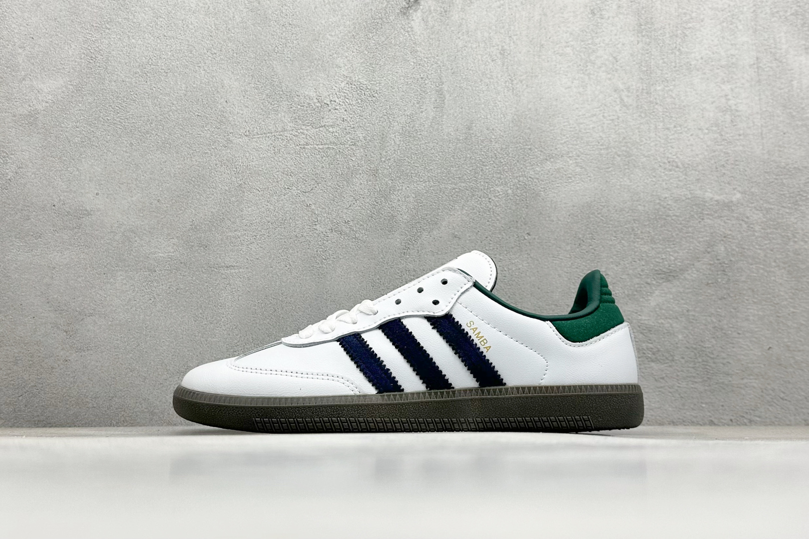 YH长青福利  AD Original Samba OG 复古经典轻便板鞋 带有装饰的超锁缝制和无缝的手感 柔软、柔软的皮革造型和标志性的3条纹完成了精致的外观 正规合身鞋带 鞋面上有绒面鞋垫 橡胶鞋底 享受正畸套筒软感 自50年代首次亮相以来就一直在赢得粉丝的青睐！ 货号：IH4882-选品中心