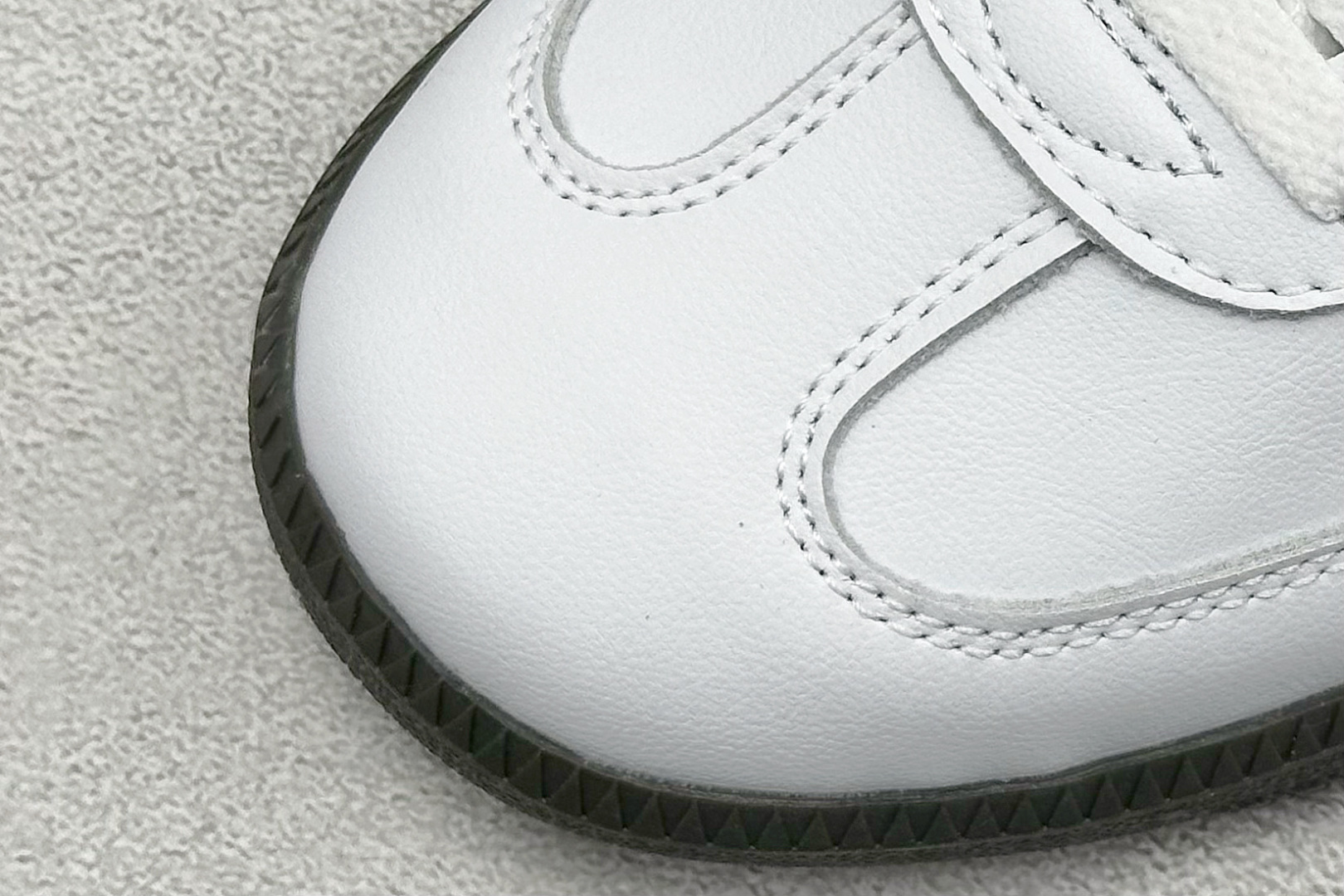 图片[7]-YH长青福利  AD Original Samba OG 复古经典轻便板鞋 带有装饰的超锁缝制和无缝的手感 柔软、柔软的皮革造型和标志性的3条纹完成了精致的外观 正规合身鞋带 鞋面上有绒面鞋垫 橡胶鞋底 享受正畸套筒软感 自50年代首次亮相以来就一直在赢得粉丝的青睐！ 货号：IH4881-选品中心