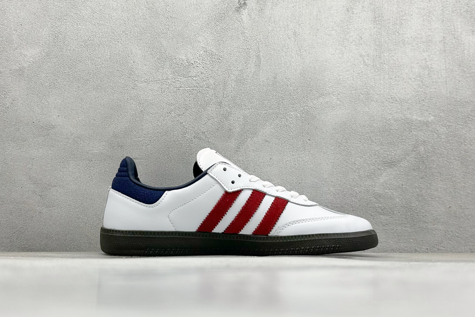 图片[2]-YH长青福利  AD Original Samba OG 复古经典轻便板鞋 带有装饰的超锁缝制和无缝的手感 柔软、柔软的皮革造型和标志性的3条纹完成了精致的外观 正规合身鞋带 鞋面上有绒面鞋垫 橡胶鞋底 享受正畸套筒软感 自50年代首次亮相以来就一直在赢得粉丝的青睐！ 货号：IH4881-选品中心