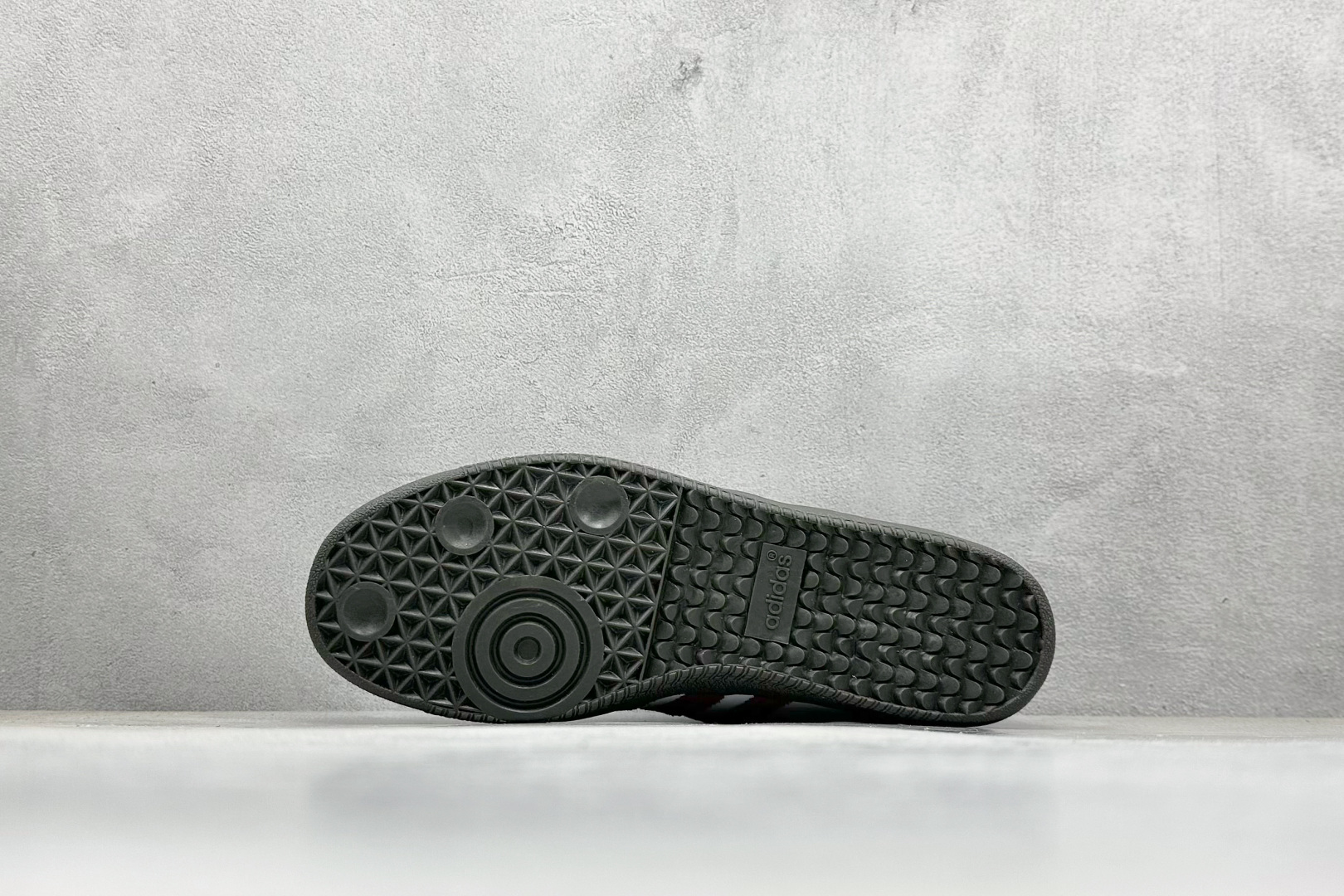 图片[4]-YH长青福利  AD Original Samba OG 复古经典轻便板鞋 带有装饰的超锁缝制和无缝的手感 柔软、柔软的皮革造型和标志性的3条纹完成了精致的外观 正规合身鞋带 鞋面上有绒面鞋垫 橡胶鞋底 享受正畸套筒软感 自50年代首次亮相以来就一直在赢得粉丝的青睐！ 货号：IH4881-选品中心