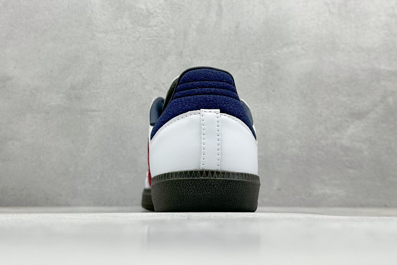 图片[6]-YH长青福利  AD Original Samba OG 复古经典轻便板鞋 带有装饰的超锁缝制和无缝的手感 柔软、柔软的皮革造型和标志性的3条纹完成了精致的外观 正规合身鞋带 鞋面上有绒面鞋垫 橡胶鞋底 享受正畸套筒软感 自50年代首次亮相以来就一直在赢得粉丝的青睐！ 货号：IH4881-选品中心