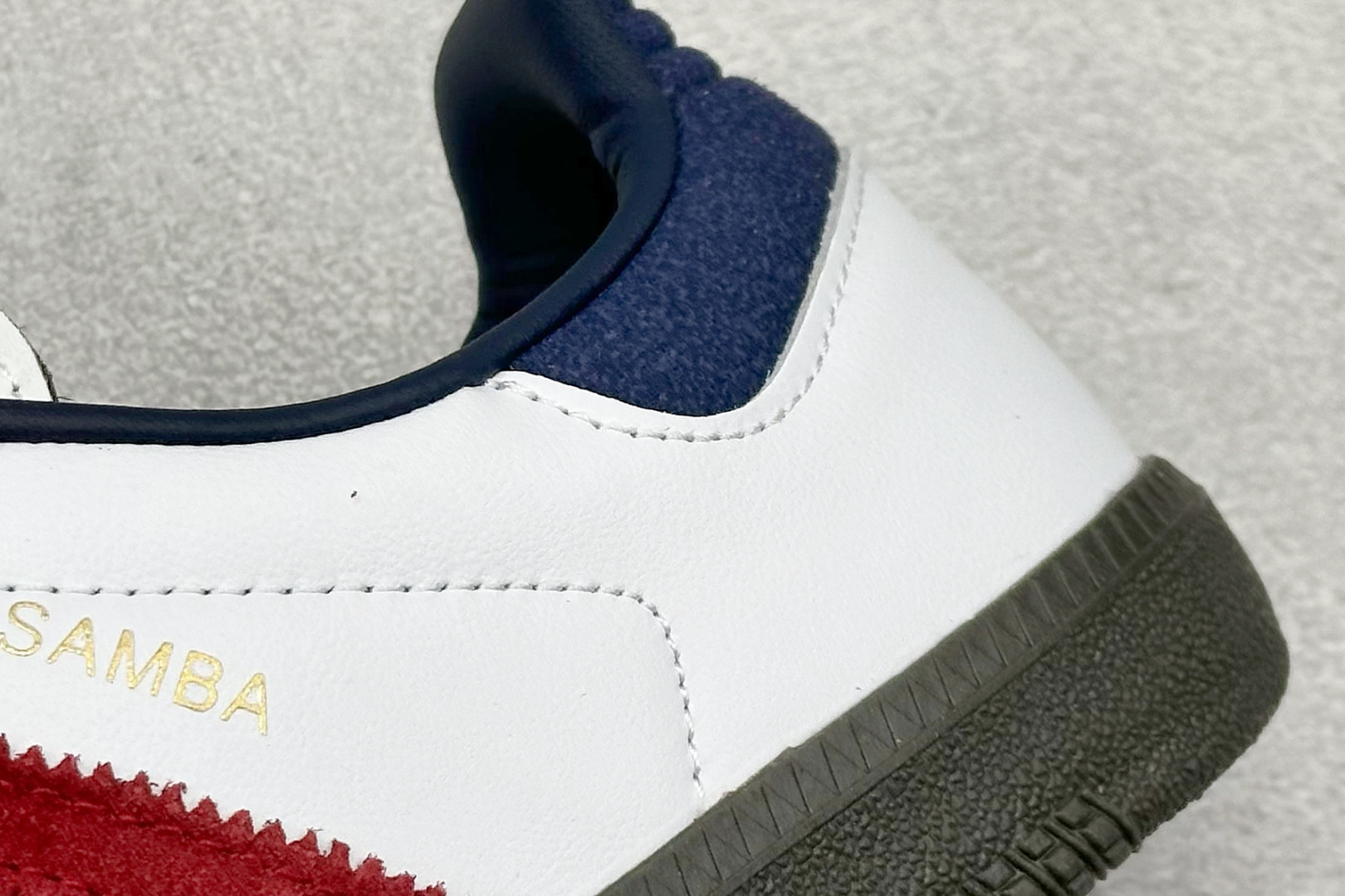 图片[9]-YH长青福利  AD Original Samba OG 复古经典轻便板鞋 带有装饰的超锁缝制和无缝的手感 柔软、柔软的皮革造型和标志性的3条纹完成了精致的外观 正规合身鞋带 鞋面上有绒面鞋垫 橡胶鞋底 享受正畸套筒软感 自50年代首次亮相以来就一直在赢得粉丝的青睐！ 货号：IH4881-选品中心