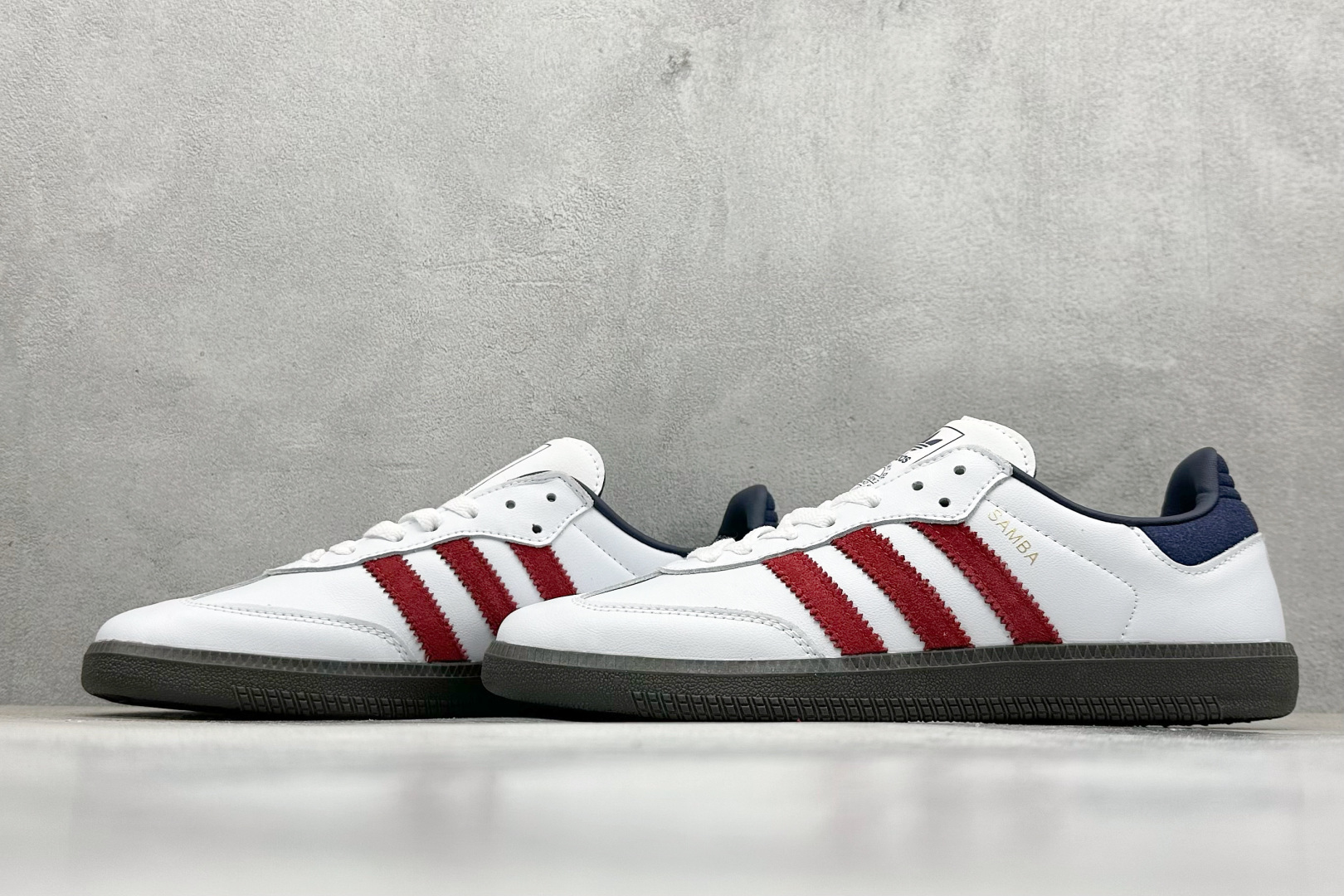 图片[5]-YH长青福利  AD Original Samba OG 复古经典轻便板鞋 带有装饰的超锁缝制和无缝的手感 柔软、柔软的皮革造型和标志性的3条纹完成了精致的外观 正规合身鞋带 鞋面上有绒面鞋垫 橡胶鞋底 享受正畸套筒软感 自50年代首次亮相以来就一直在赢得粉丝的青睐！ 货号：IH4881-选品中心