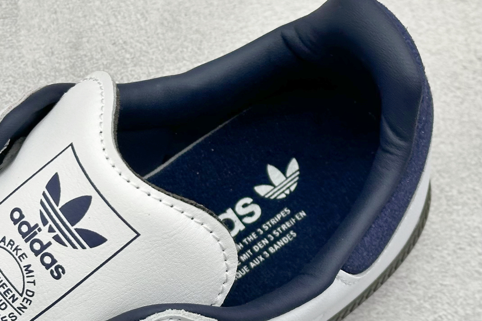 图片[8]-YH长青福利  AD Original Samba OG 复古经典轻便板鞋 带有装饰的超锁缝制和无缝的手感 柔软、柔软的皮革造型和标志性的3条纹完成了精致的外观 正规合身鞋带 鞋面上有绒面鞋垫 橡胶鞋底 享受正畸套筒软感 自50年代首次亮相以来就一直在赢得粉丝的青睐！ 货号：IH4881-选品中心