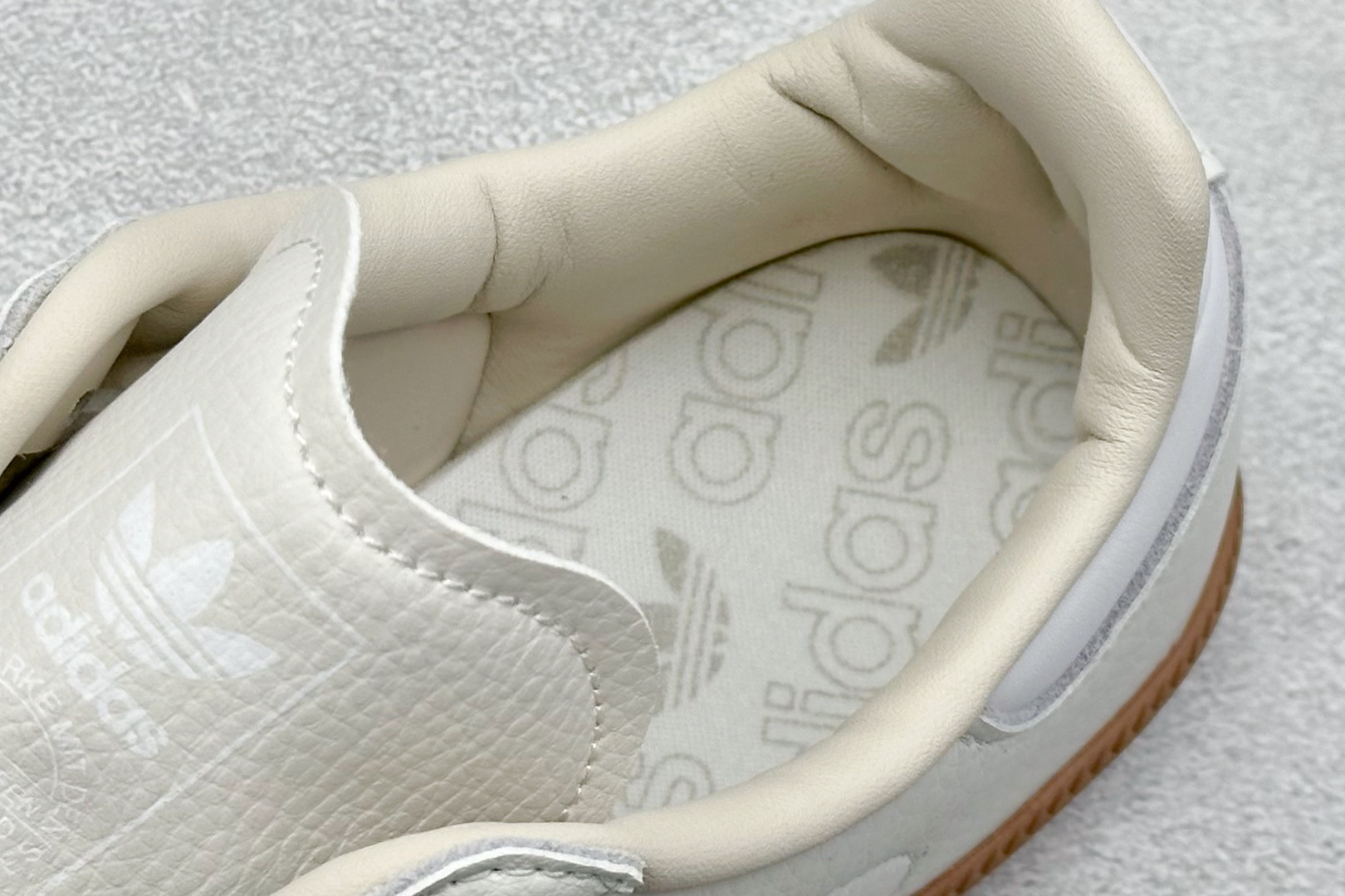 图片[8]-YH长青福利  AD Original Samba OG 复古经典轻便板鞋 带有装饰的超锁缝制和无缝的手感 柔软、柔软的皮革造型和标志性的3条纹完成了精致的外观 正规合身鞋带 鞋面上有绒面鞋垫 橡胶鞋底 享受正畸套筒软感 自50年代首次亮相以来就一直在赢得粉丝的青睐！ 货号：IE7013-选品中心