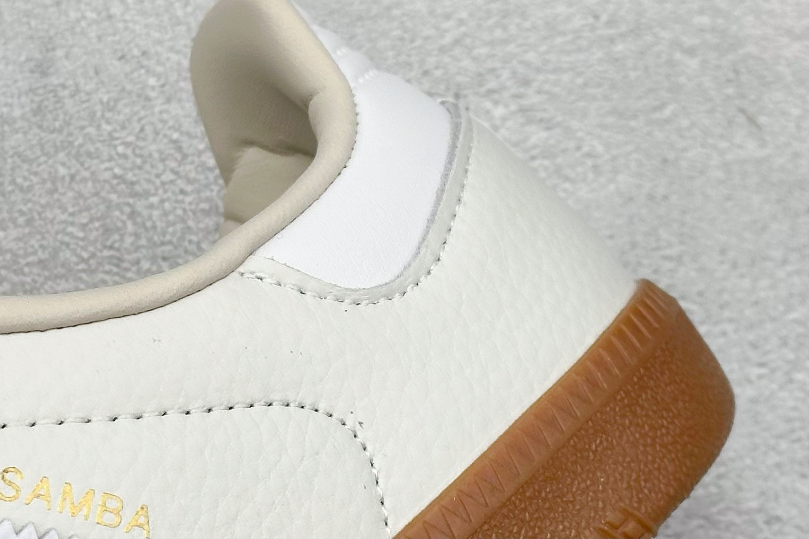 图片[9]-YH长青福利  AD Original Samba OG 复古经典轻便板鞋 带有装饰的超锁缝制和无缝的手感 柔软、柔软的皮革造型和标志性的3条纹完成了精致的外观 正规合身鞋带 鞋面上有绒面鞋垫 橡胶鞋底 享受正畸套筒软感 自50年代首次亮相以来就一直在赢得粉丝的青睐！ 货号：IE7013-选品中心