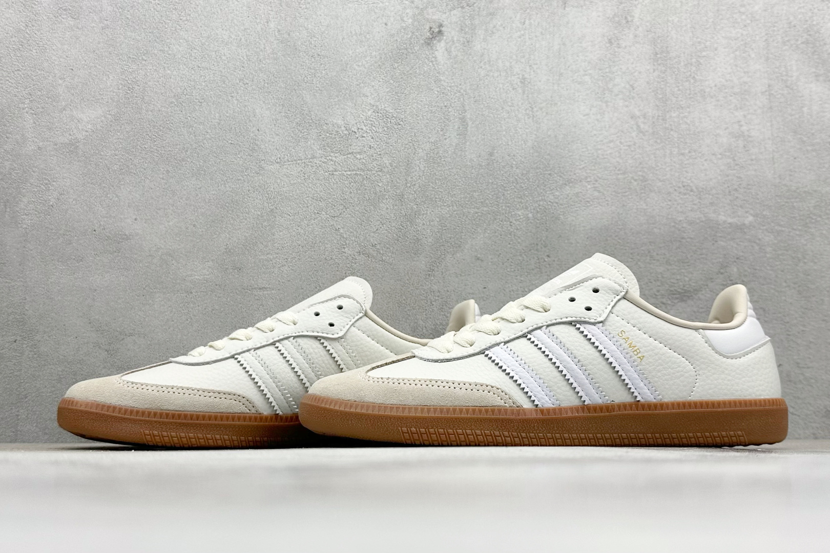 图片[5]-YH长青福利  AD Original Samba OG 复古经典轻便板鞋 带有装饰的超锁缝制和无缝的手感 柔软、柔软的皮革造型和标志性的3条纹完成了精致的外观 正规合身鞋带 鞋面上有绒面鞋垫 橡胶鞋底 享受正畸套筒软感 自50年代首次亮相以来就一直在赢得粉丝的青睐！ 货号：IE7013-选品中心