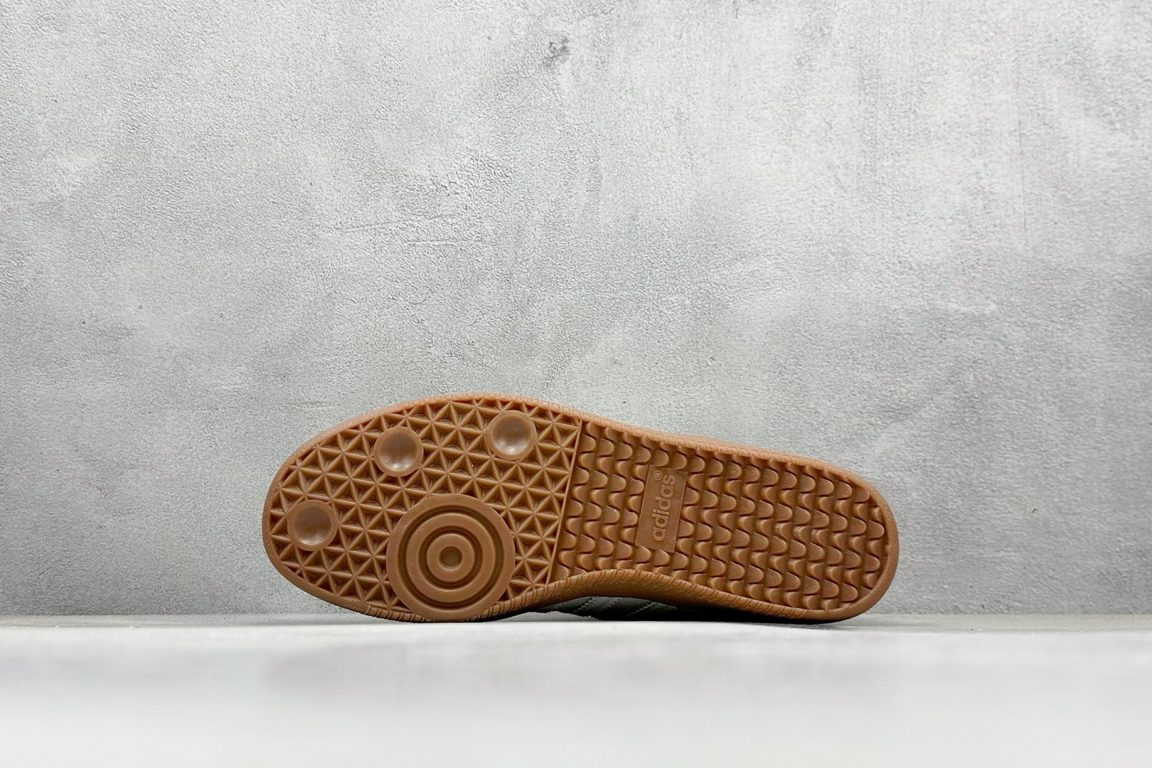 图片[4]-YH长青福利  AD Original Samba OG 复古经典轻便板鞋 带有装饰的超锁缝制和无缝的手感 柔软、柔软的皮革造型和标志性的3条纹完成了精致的外观 正规合身鞋带 鞋面上有绒面鞋垫 橡胶鞋底 享受正畸套筒软感 自50年代首次亮相以来就一直在赢得粉丝的青睐！ 货号：IE7013-选品中心