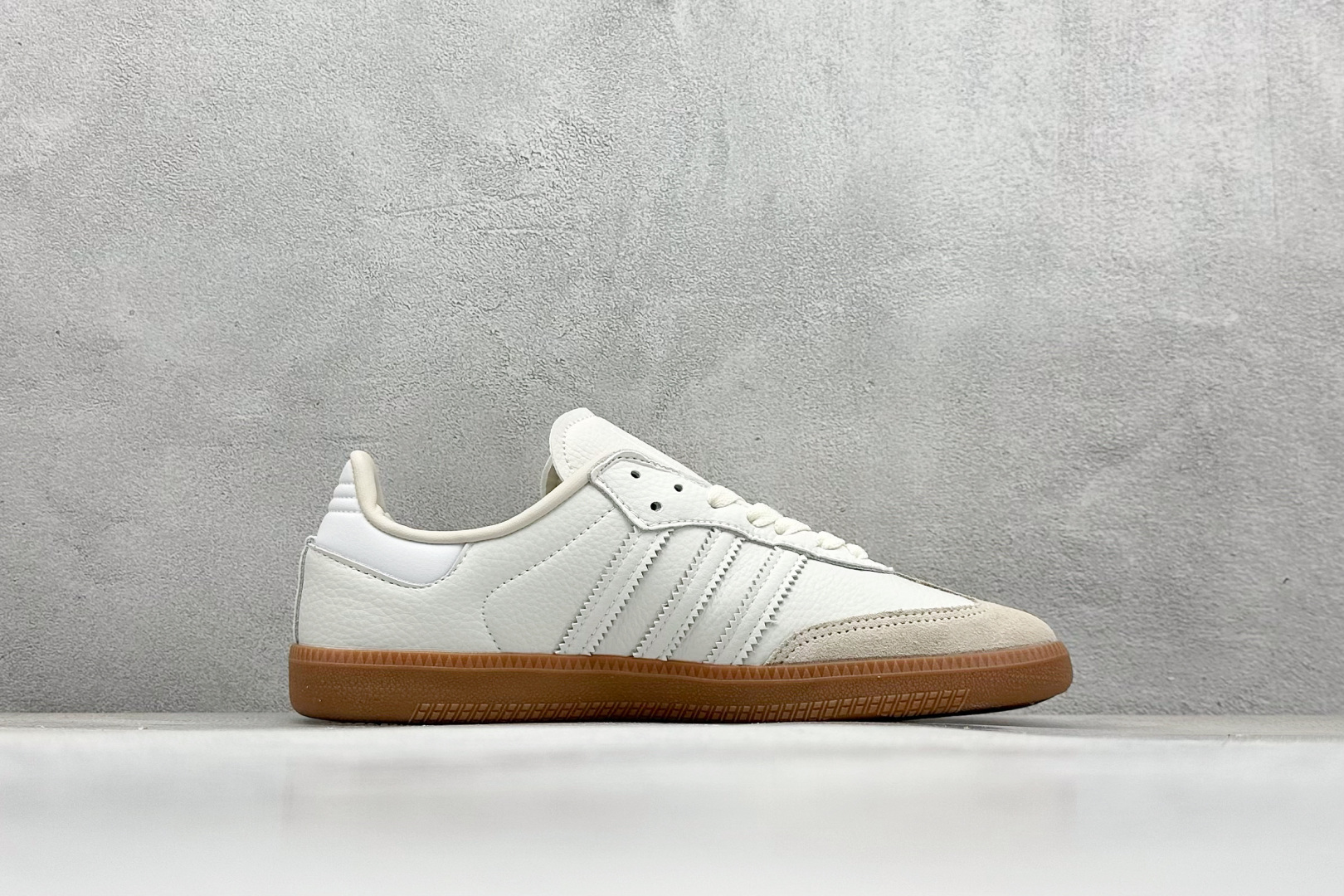 图片[2]-YH长青福利  AD Original Samba OG 复古经典轻便板鞋 带有装饰的超锁缝制和无缝的手感 柔软、柔软的皮革造型和标志性的3条纹完成了精致的外观 正规合身鞋带 鞋面上有绒面鞋垫 橡胶鞋底 享受正畸套筒软感 自50年代首次亮相以来就一直在赢得粉丝的青睐！ 货号：IE7013-选品中心