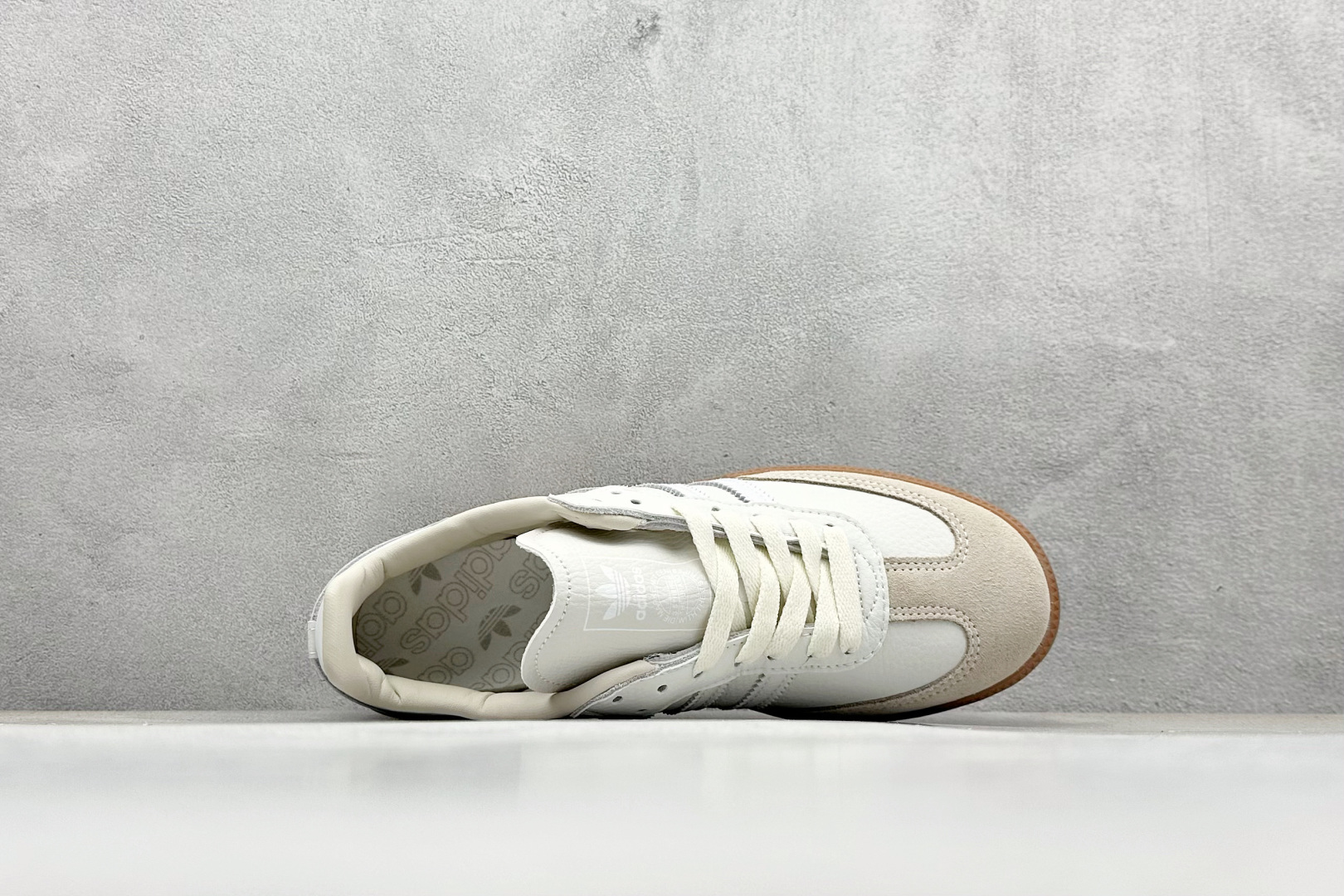 图片[3]-YH长青福利  AD Original Samba OG 复古经典轻便板鞋 带有装饰的超锁缝制和无缝的手感 柔软、柔软的皮革造型和标志性的3条纹完成了精致的外观 正规合身鞋带 鞋面上有绒面鞋垫 橡胶鞋底 享受正畸套筒软感 自50年代首次亮相以来就一直在赢得粉丝的青睐！ 货号：IE7013-选品中心