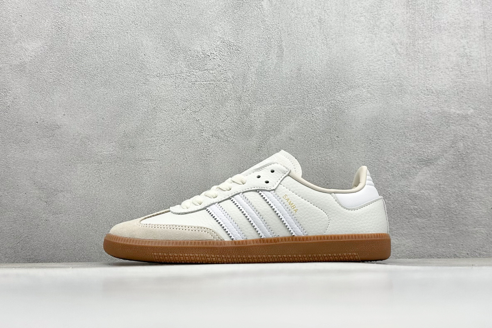 YH长青福利  AD Original Samba OG 复古经典轻便板鞋 带有装饰的超锁缝制和无缝的手感 柔软、柔软的皮革造型和标志性的3条纹完成了精致的外观 正规合身鞋带 鞋面上有绒面鞋垫 橡胶鞋底 享受正畸套筒软感 自50年代首次亮相以来就一直在赢得粉丝的青睐！ 货号：IE7013-选品中心