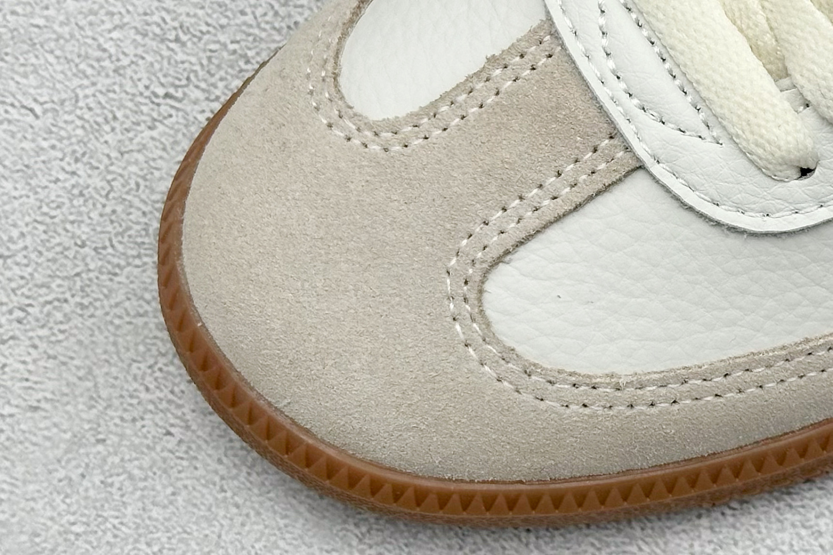 图片[7]-YH长青福利  AD Original Samba OG 复古经典轻便板鞋 带有装饰的超锁缝制和无缝的手感 柔软、柔软的皮革造型和标志性的3条纹完成了精致的外观 正规合身鞋带 鞋面上有绒面鞋垫 橡胶鞋底 享受正畸套筒软感 自50年代首次亮相以来就一直在赢得粉丝的青睐！ 货号：IE7013-选品中心