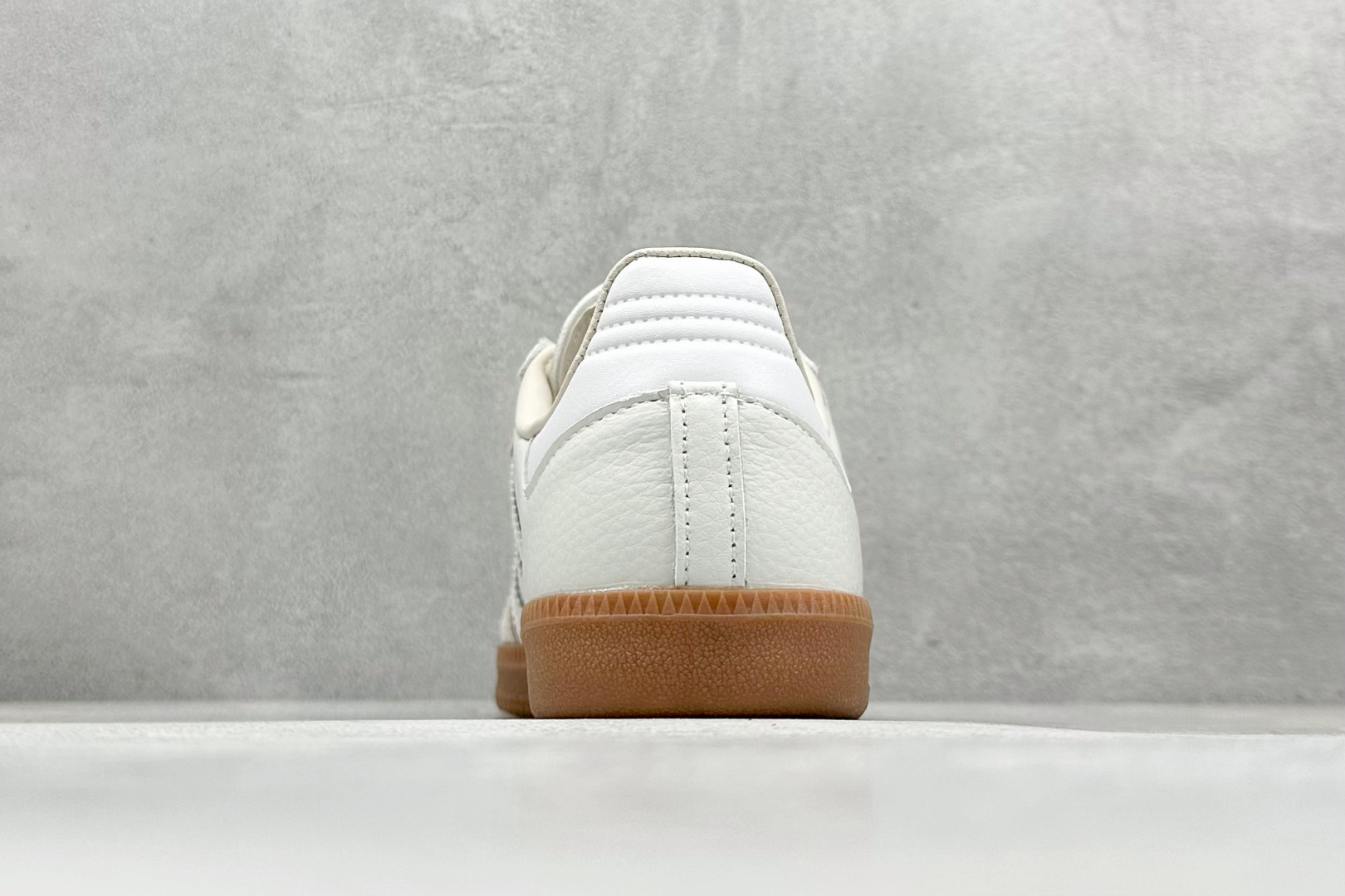 图片[6]-YH长青福利  AD Original Samba OG 复古经典轻便板鞋 带有装饰的超锁缝制和无缝的手感 柔软、柔软的皮革造型和标志性的3条纹完成了精致的外观 正规合身鞋带 鞋面上有绒面鞋垫 橡胶鞋底 享受正畸套筒软感 自50年代首次亮相以来就一直在赢得粉丝的青睐！ 货号：IE7013-选品中心