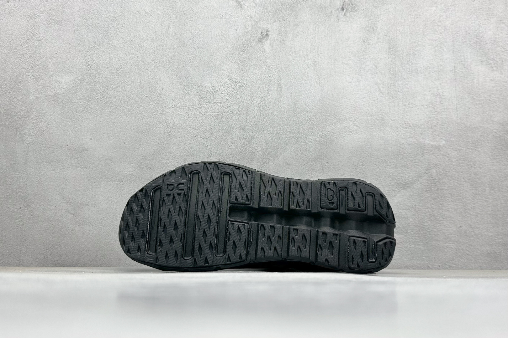 图片[4]-XD版Loewe x On昂跑Cloudtilt 罗意威 联名轻量运动休闲鞋 脚感很舒服，鞋底柔软且包裹性好，上脚显腿长，不用系鞋带很方便～ 不管休闲还是运动都很百搭。 尺码：36-45-选品中心