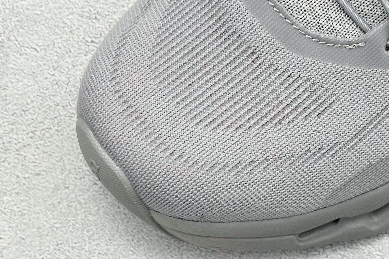 图片[7]-XD版Loewe x On昂跑Cloudtilt 罗意威 联名轻量运动休闲鞋 脚感很舒服，鞋底柔软且包裹性好，上脚显腿长，不用系鞋带很方便～ 不管休闲还是运动都很百搭。 尺码：36-45-选品中心