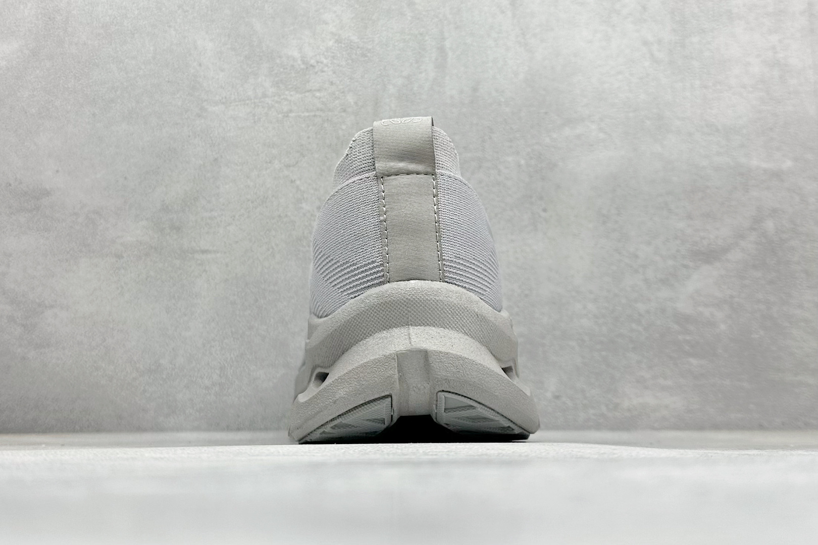 图片[6]-XD版Loewe x On昂跑Cloudtilt 罗意威 联名轻量运动休闲鞋 脚感很舒服，鞋底柔软且包裹性好，上脚显腿长，不用系鞋带很方便～ 不管休闲还是运动都很百搭。 尺码：36-45-选品中心